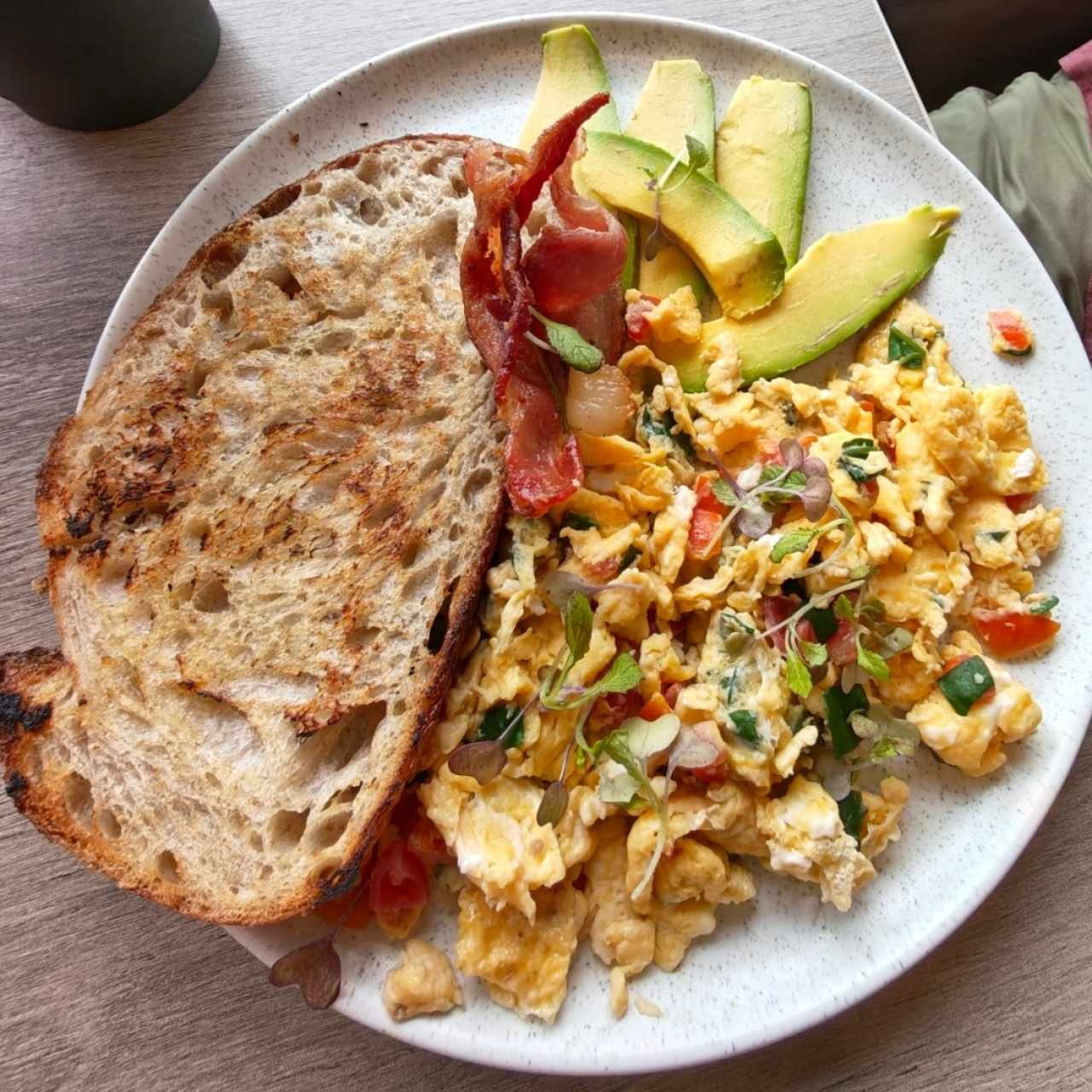 Egg, Bacon and Avocado + Extra de Pan