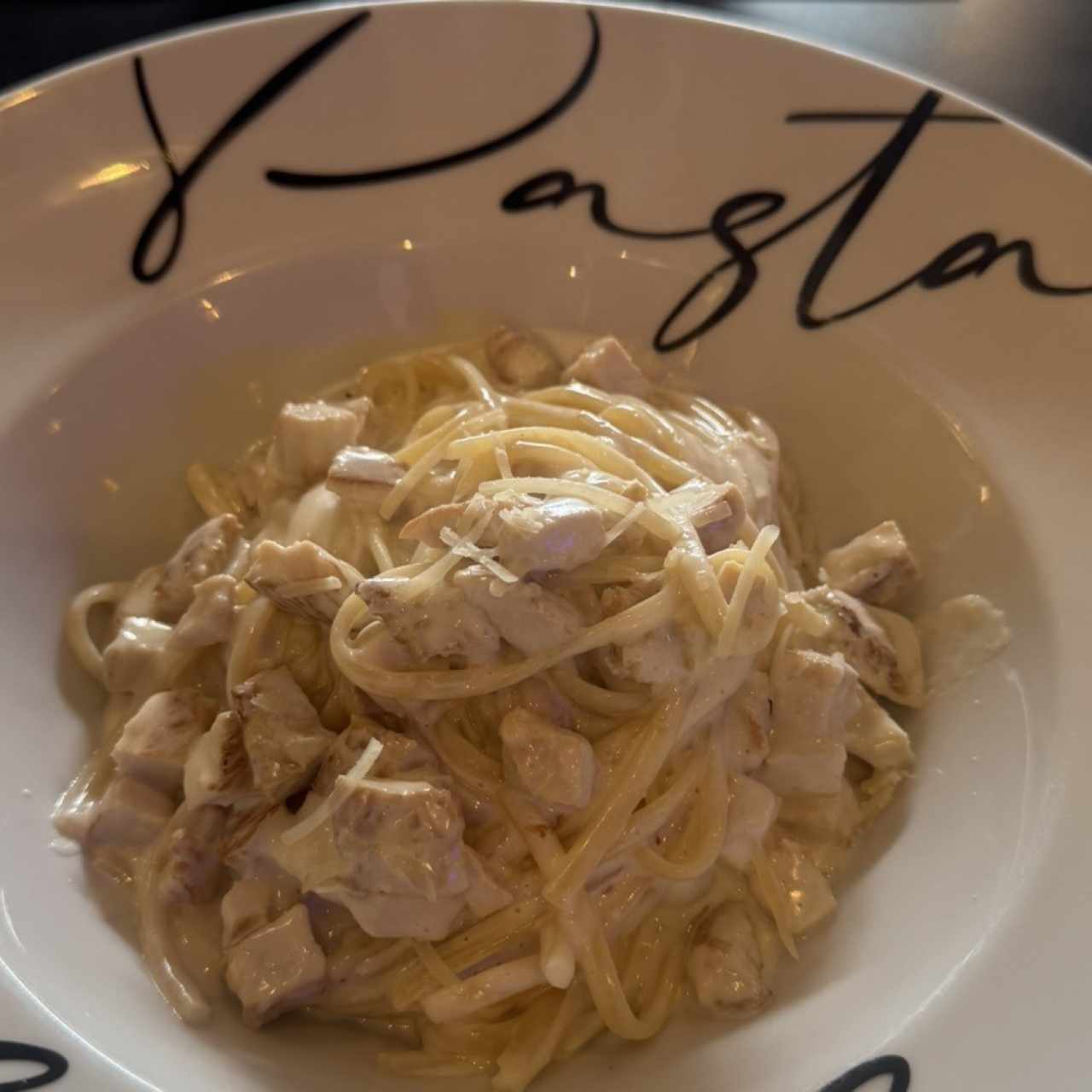 Pasta en salsa blanca con pollo