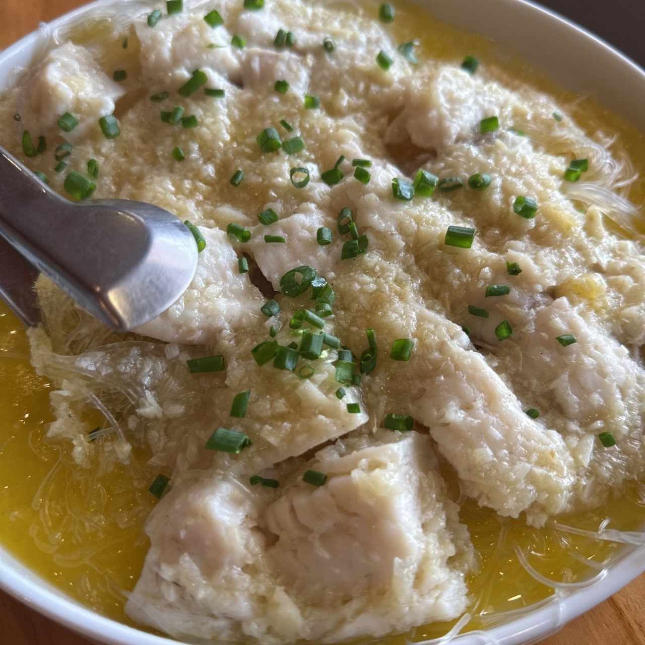 Filete de pescado al vapor al ajillo 