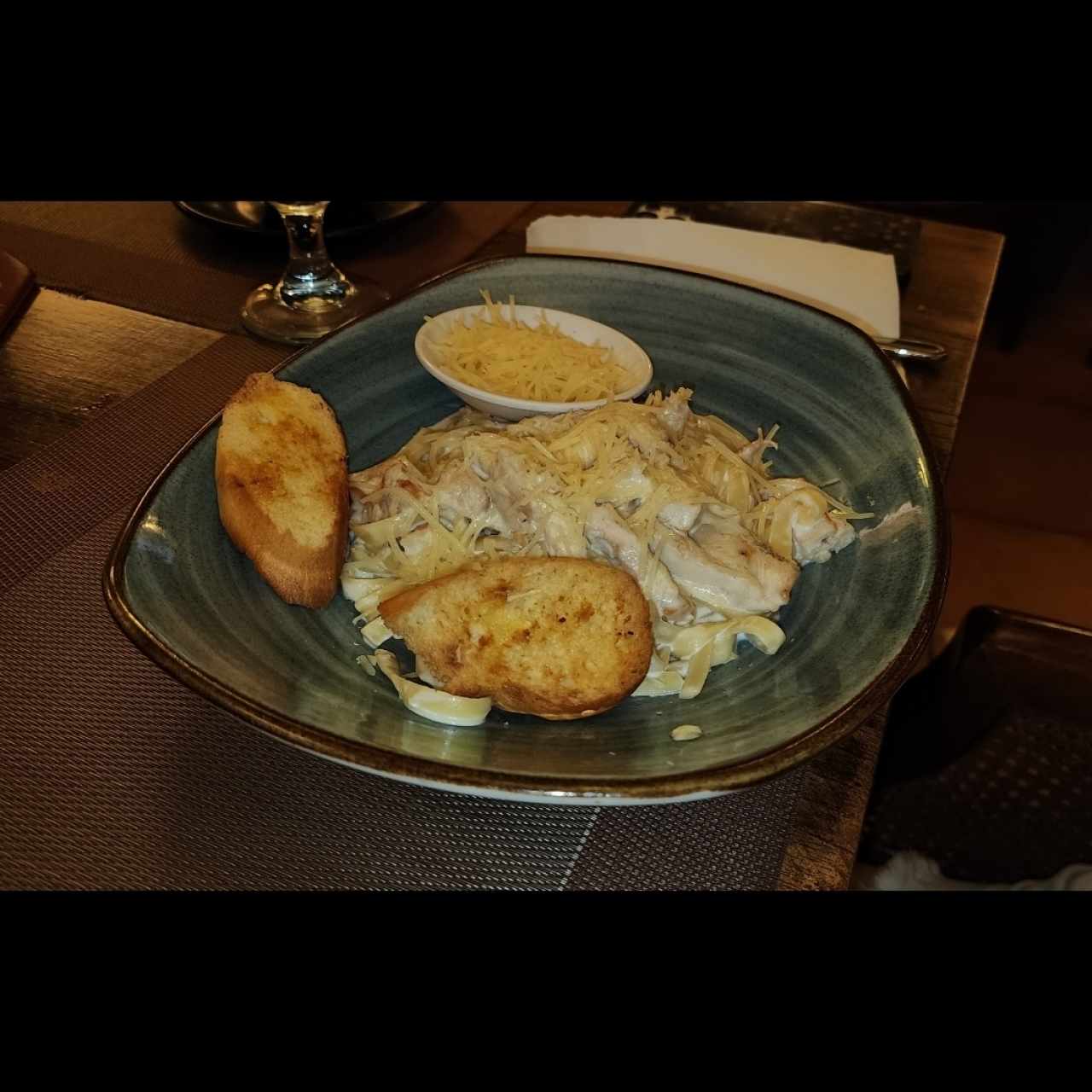 Pasta alfredo con pollo
