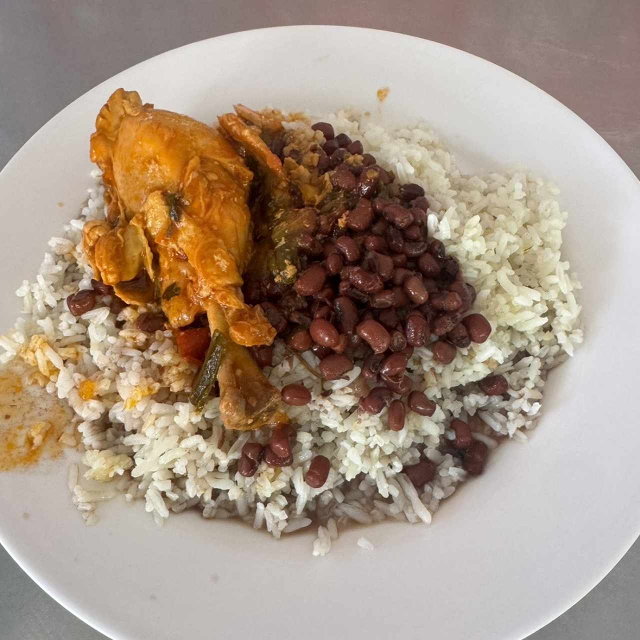 Arroz, frijoles y pollo guisado