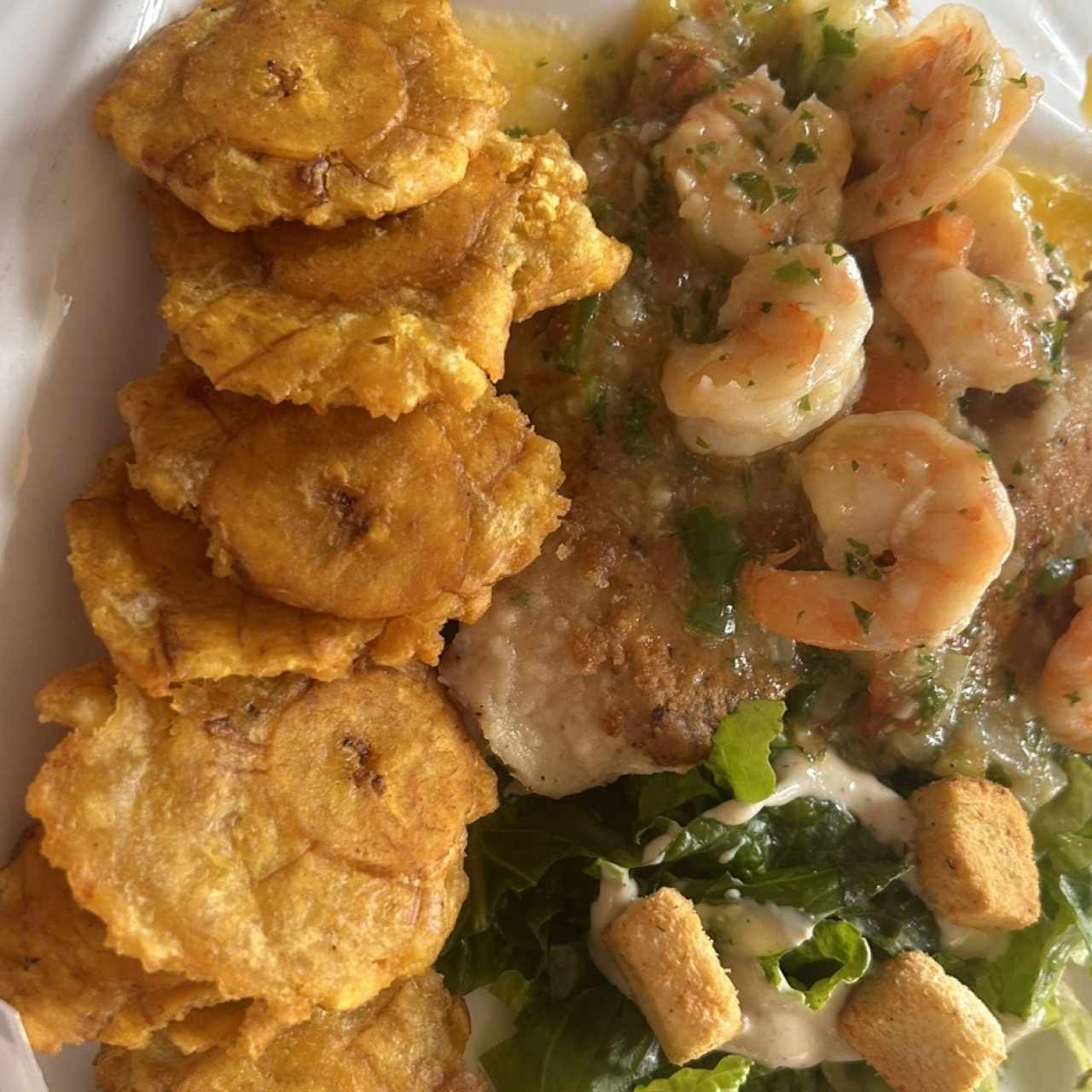 Filete de pescado en salsa de camarones