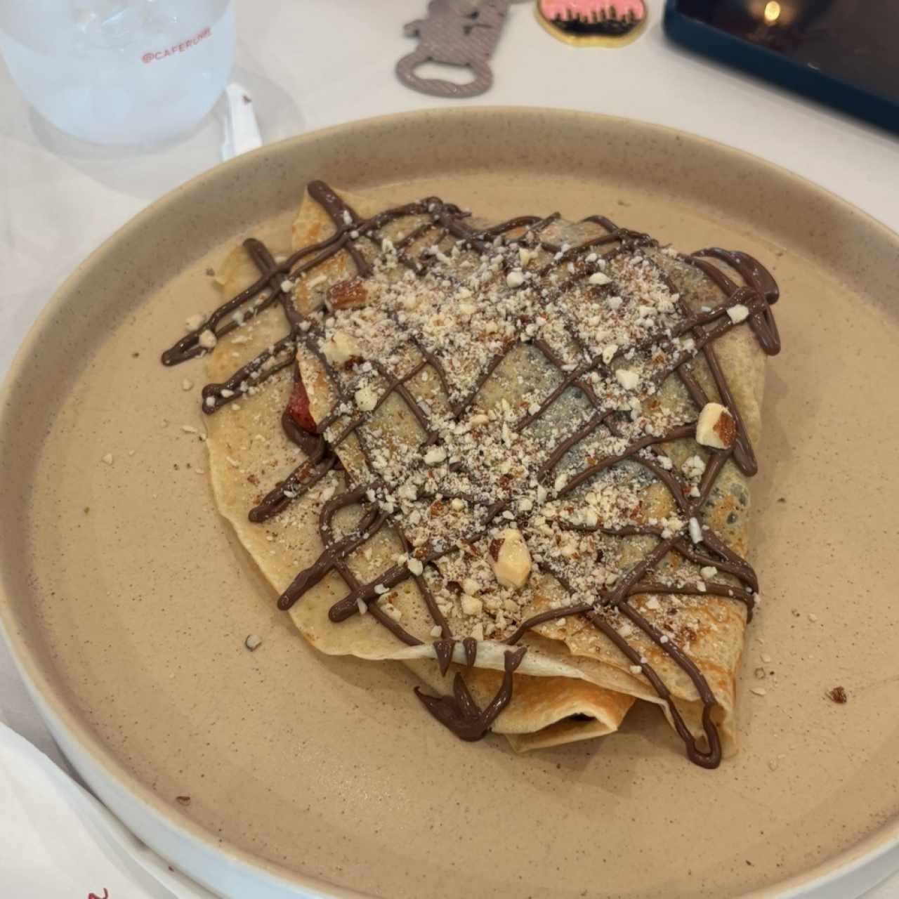Crepe de crema de avellana, fresas y almendras