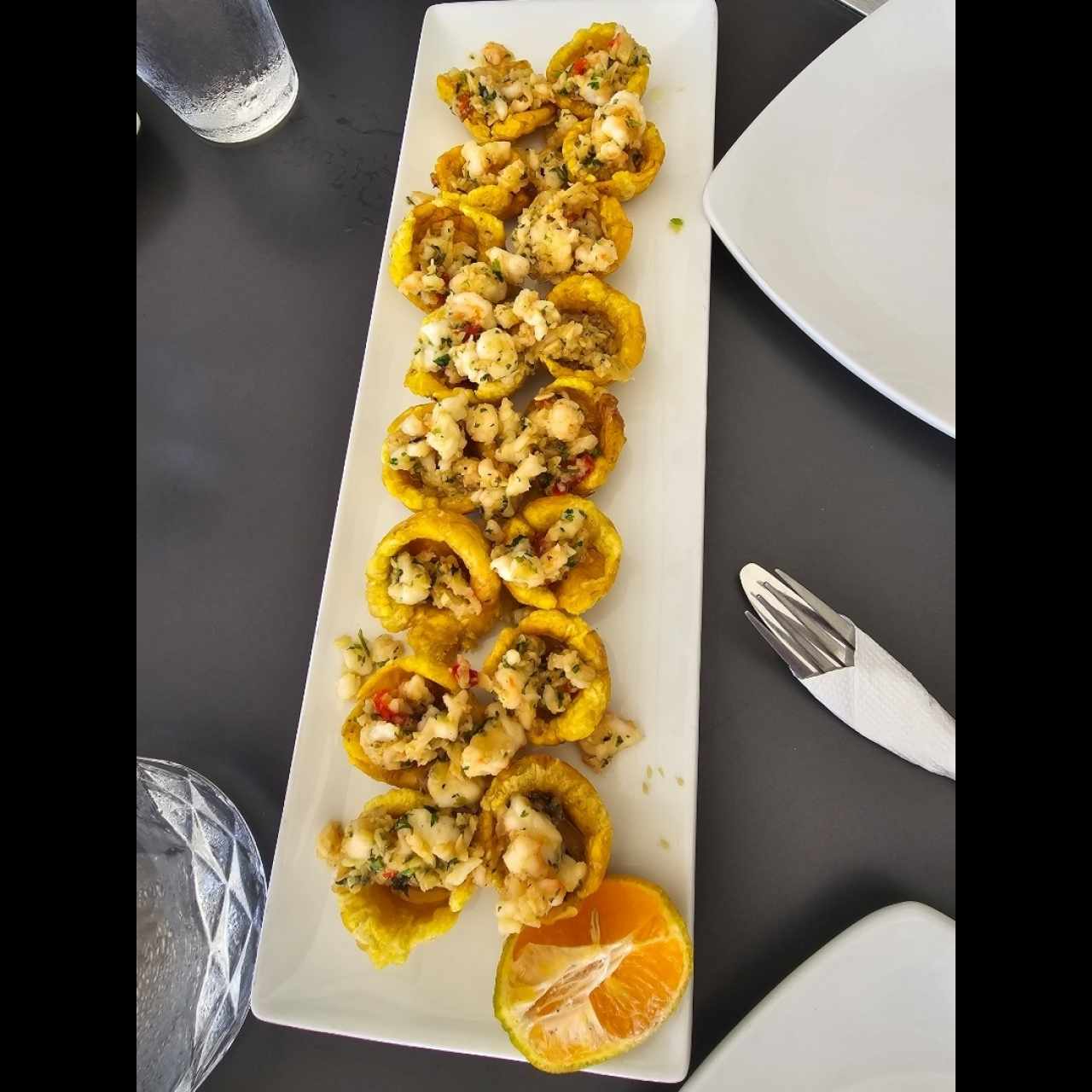 Patacones rellenos con camarón