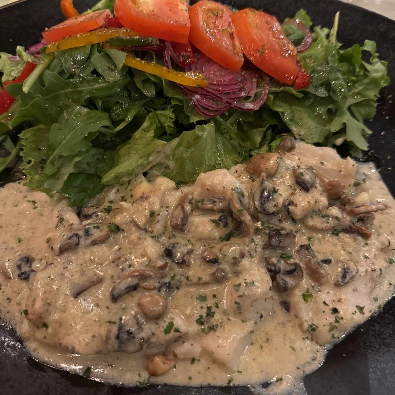Corvina Tres Hongos con la ensalada 