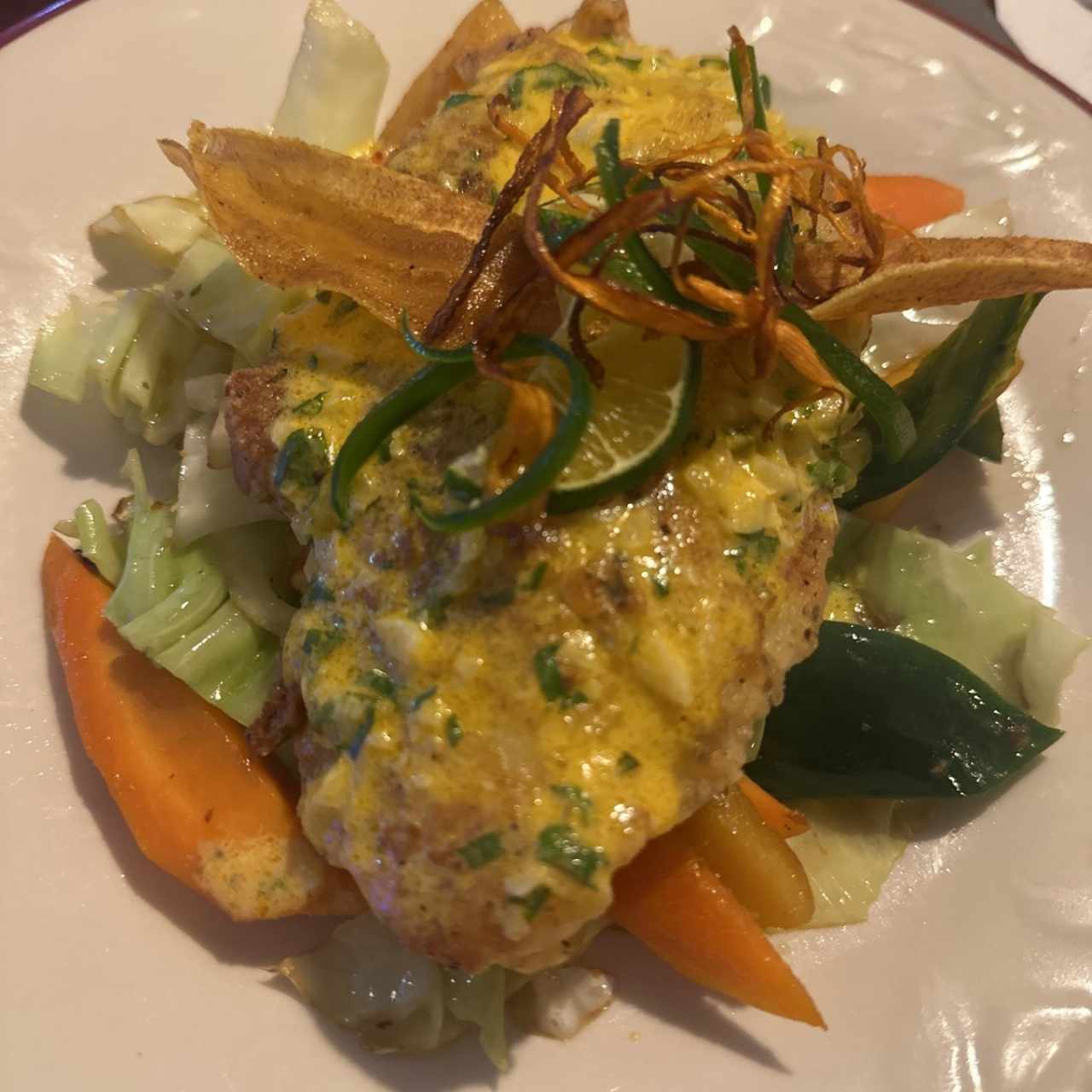 Filete de pescado al ajillo con vegetales 