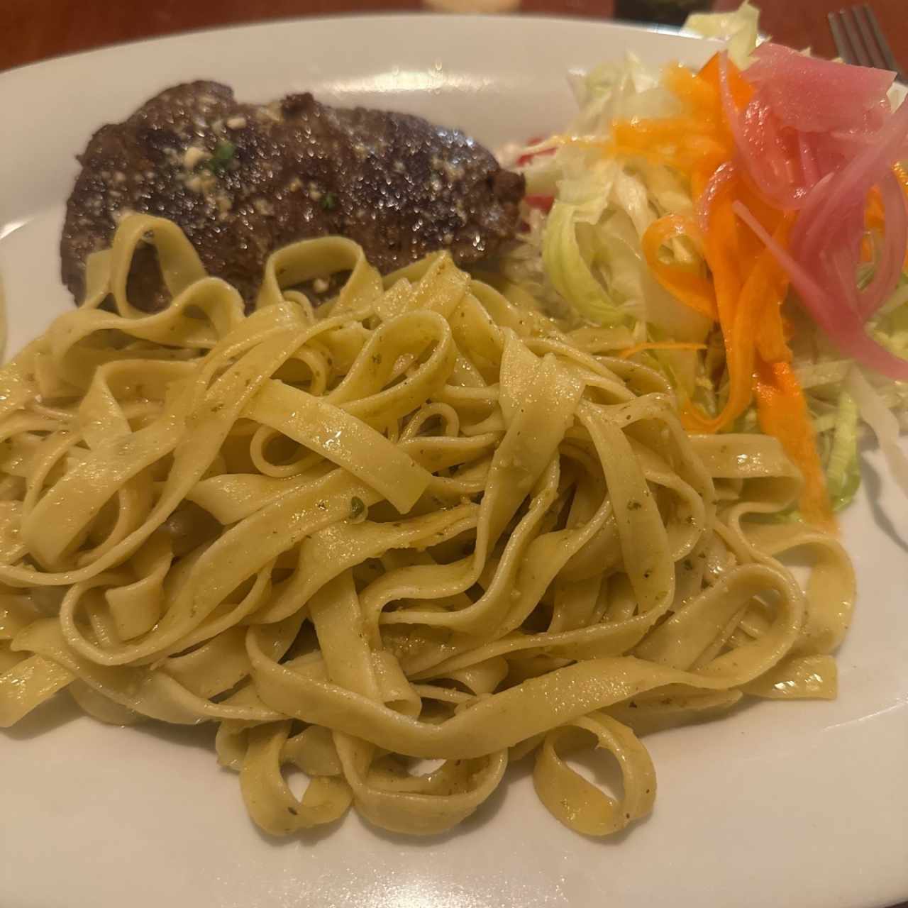 Filete Migñon con pasta y ensalada 