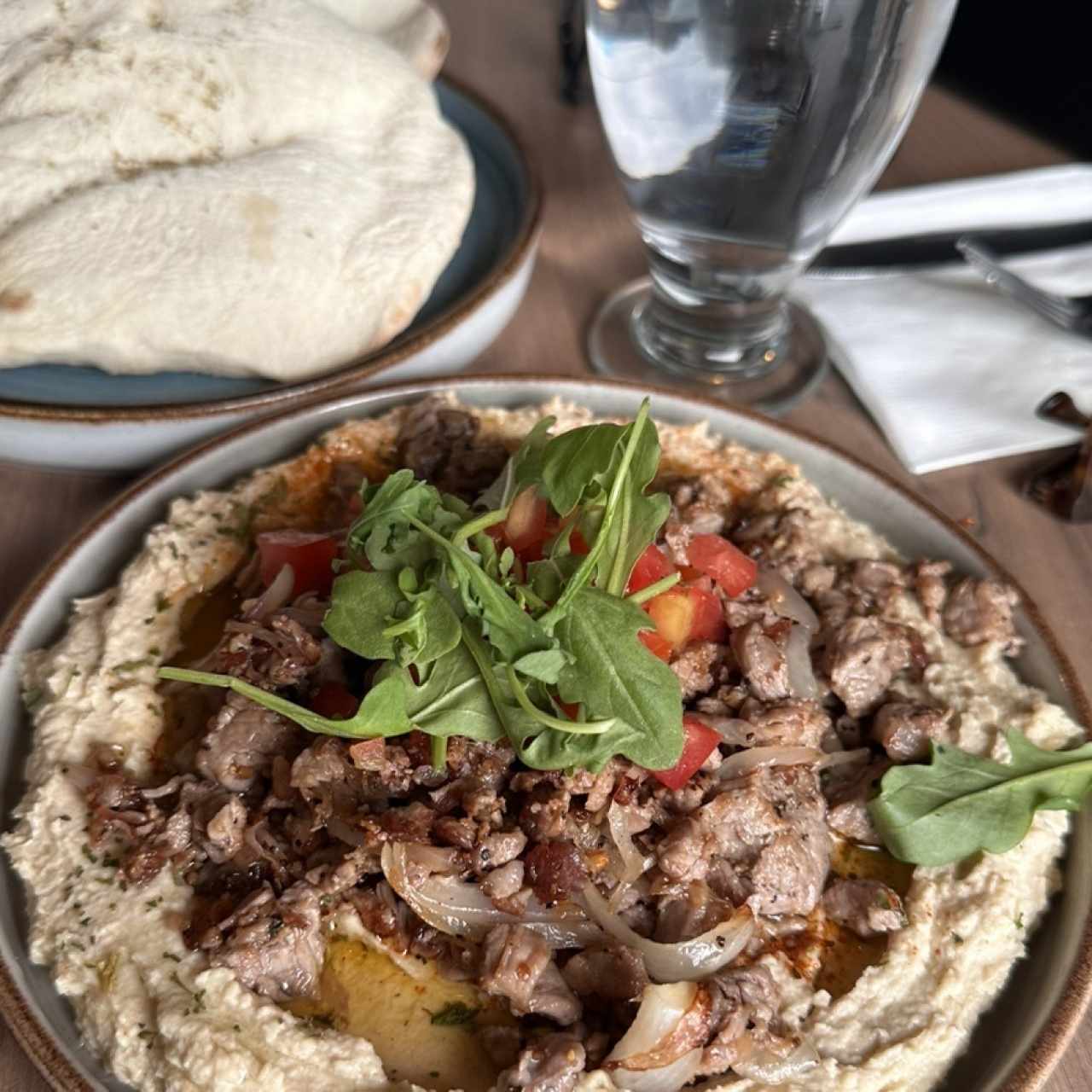 ENTRADAS - HUMMUS CON FILETE