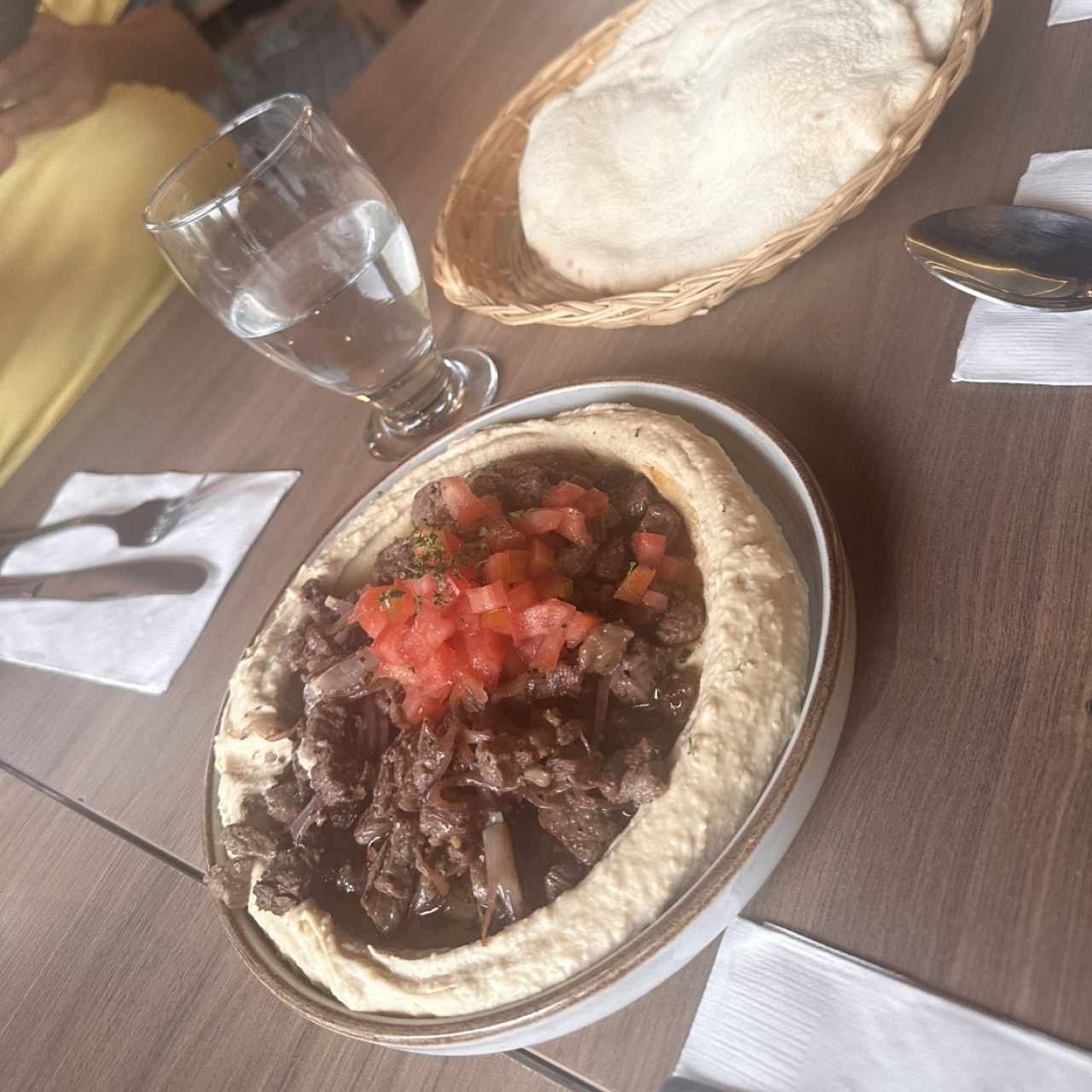 ENTRADAS - HUMMUS CON FILETE