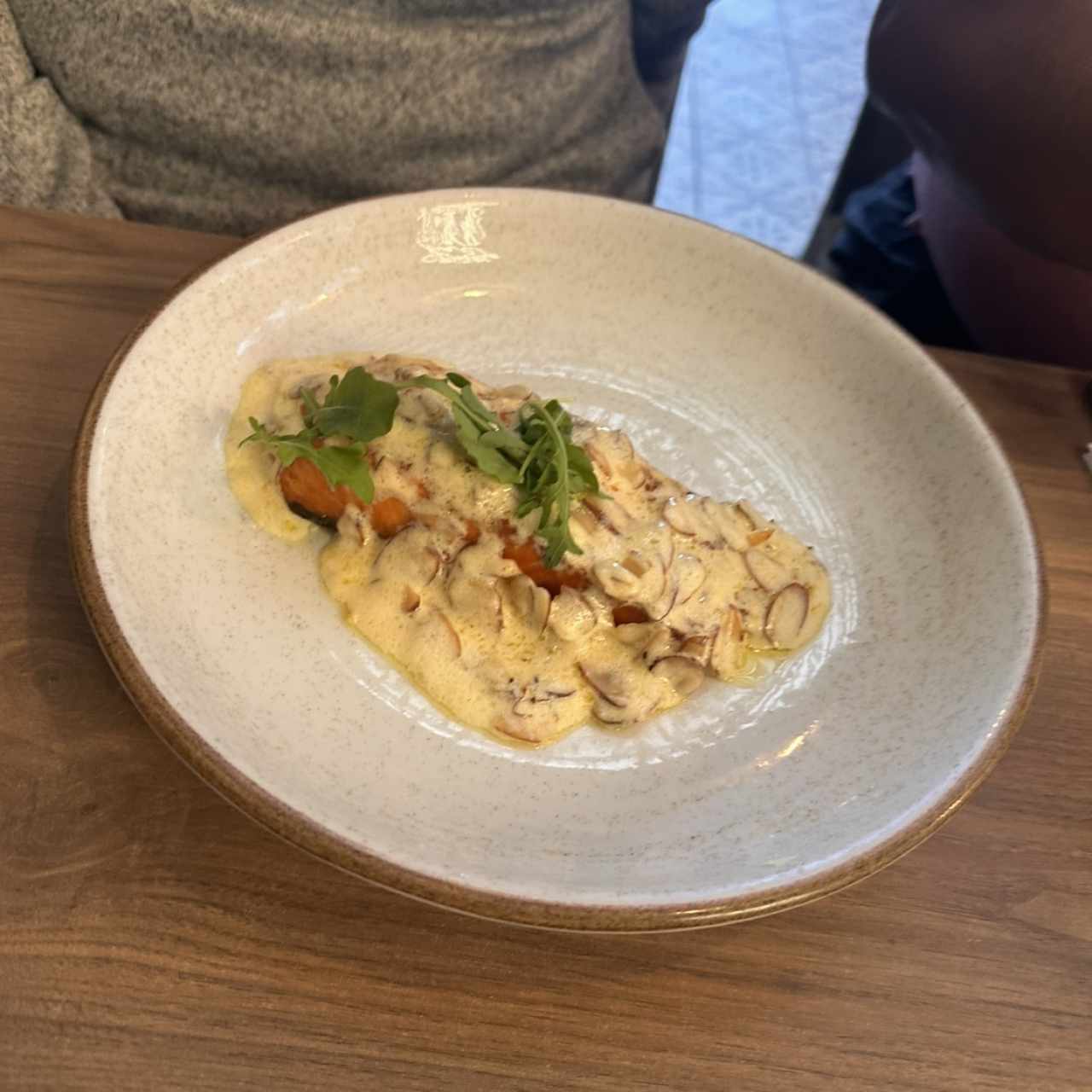SALMÓN EN SALSA DE ALMENDRAS