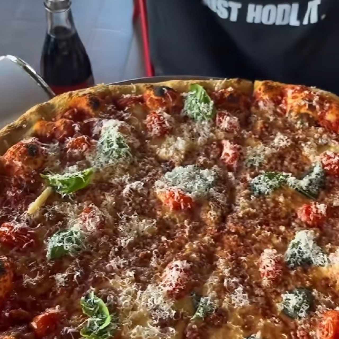 Pizza - Tomates Cherry,Albahaca,Parmesano