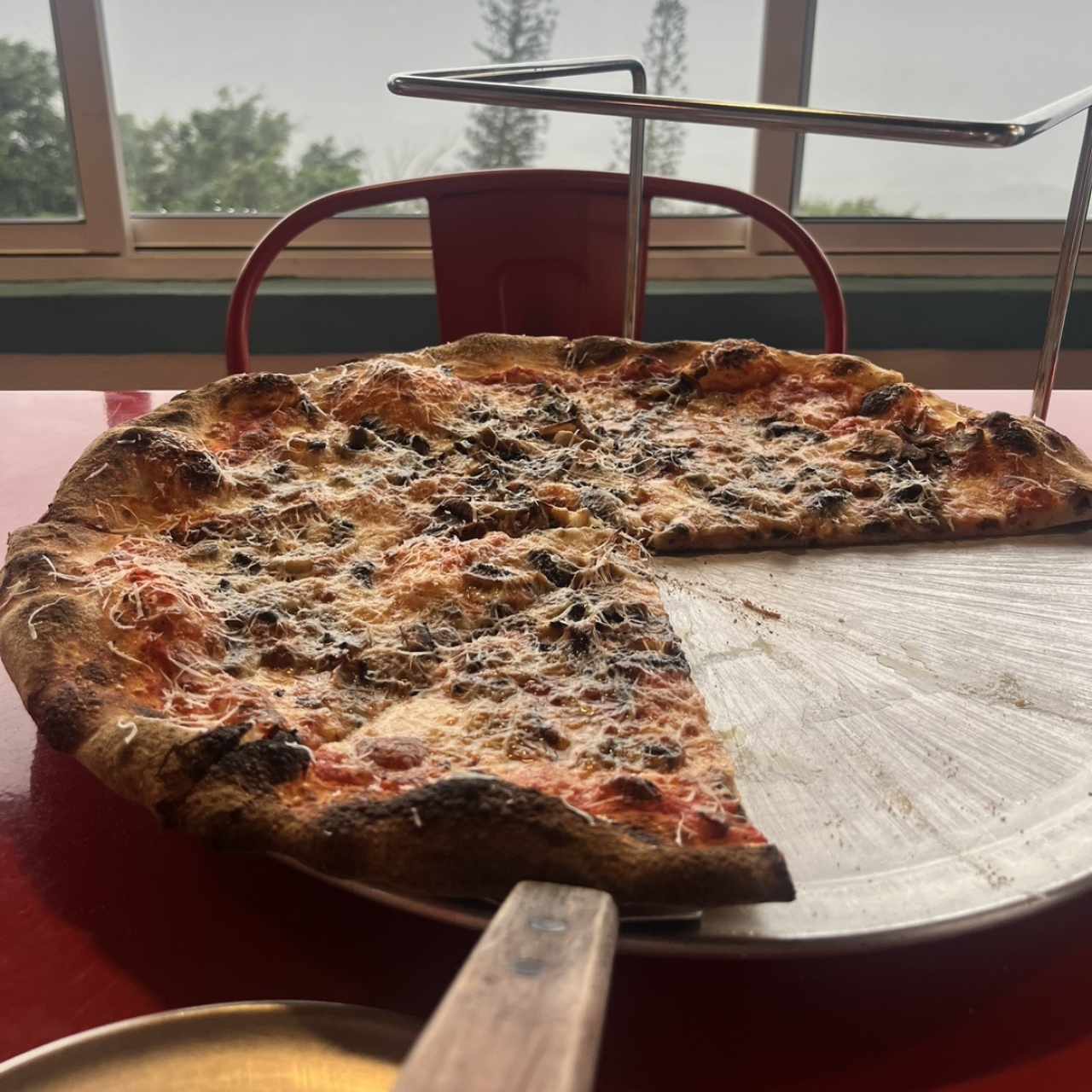 Pizza de hongos, parmesano 