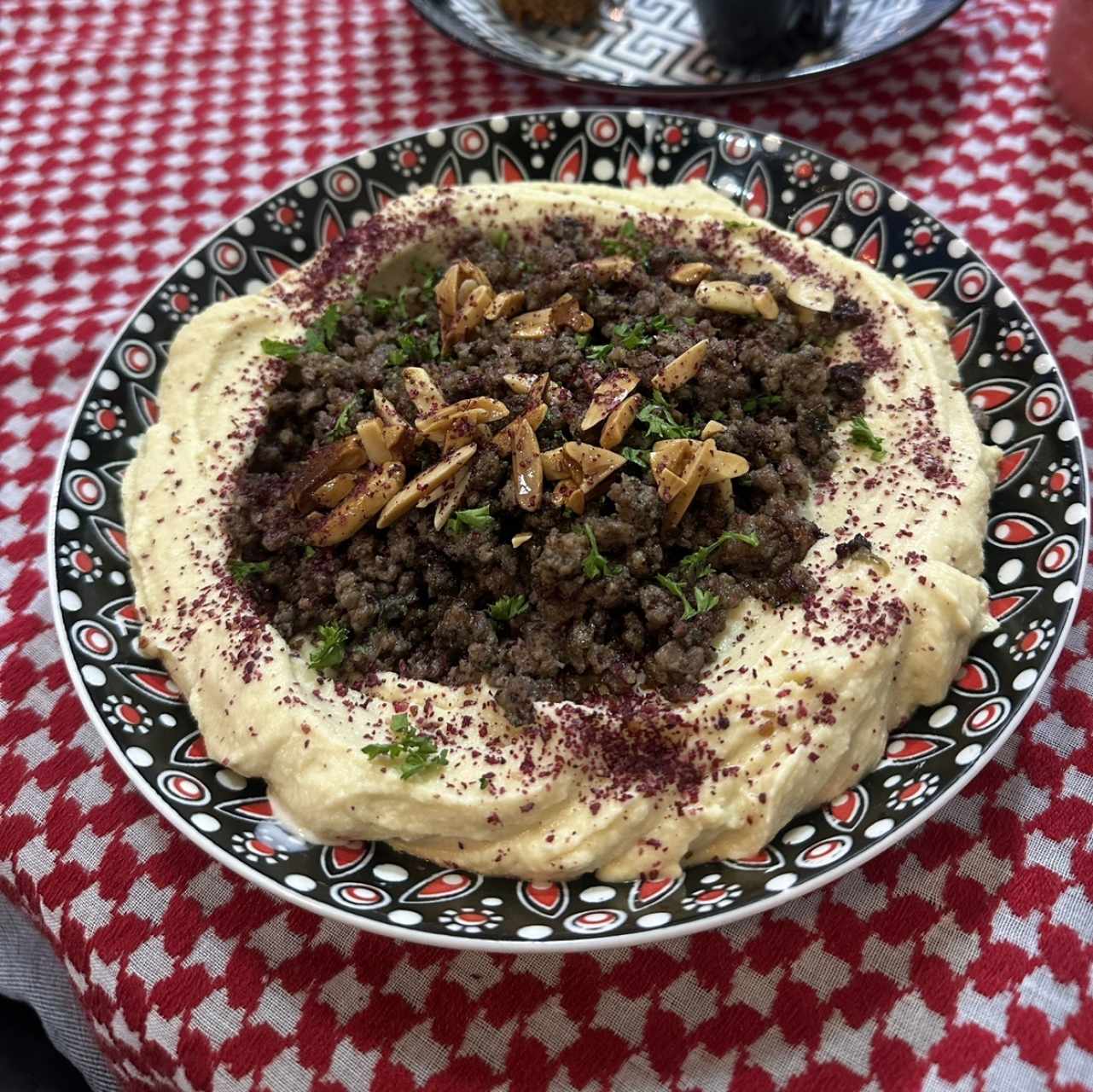 Humus con carne