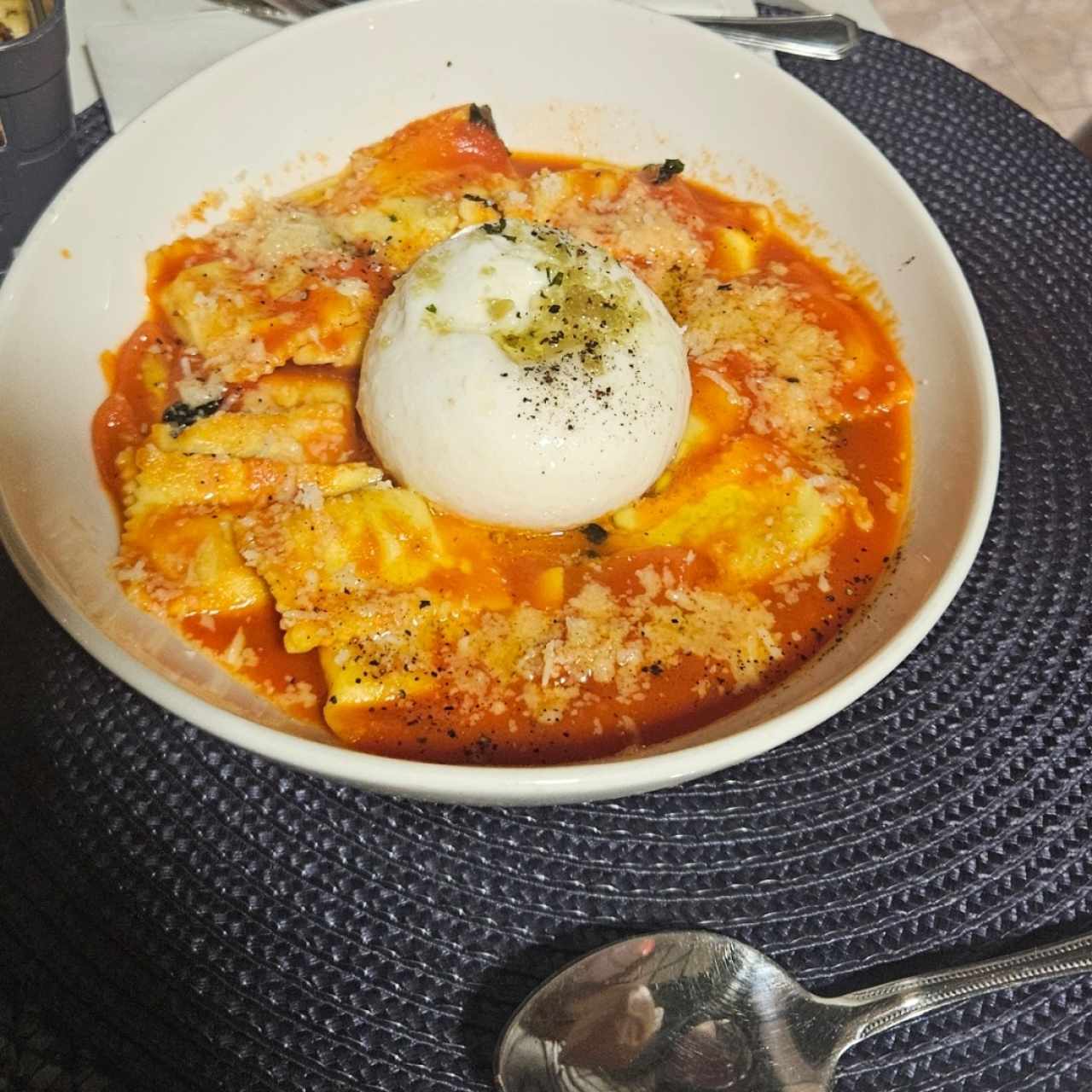 Ravioli con burrata