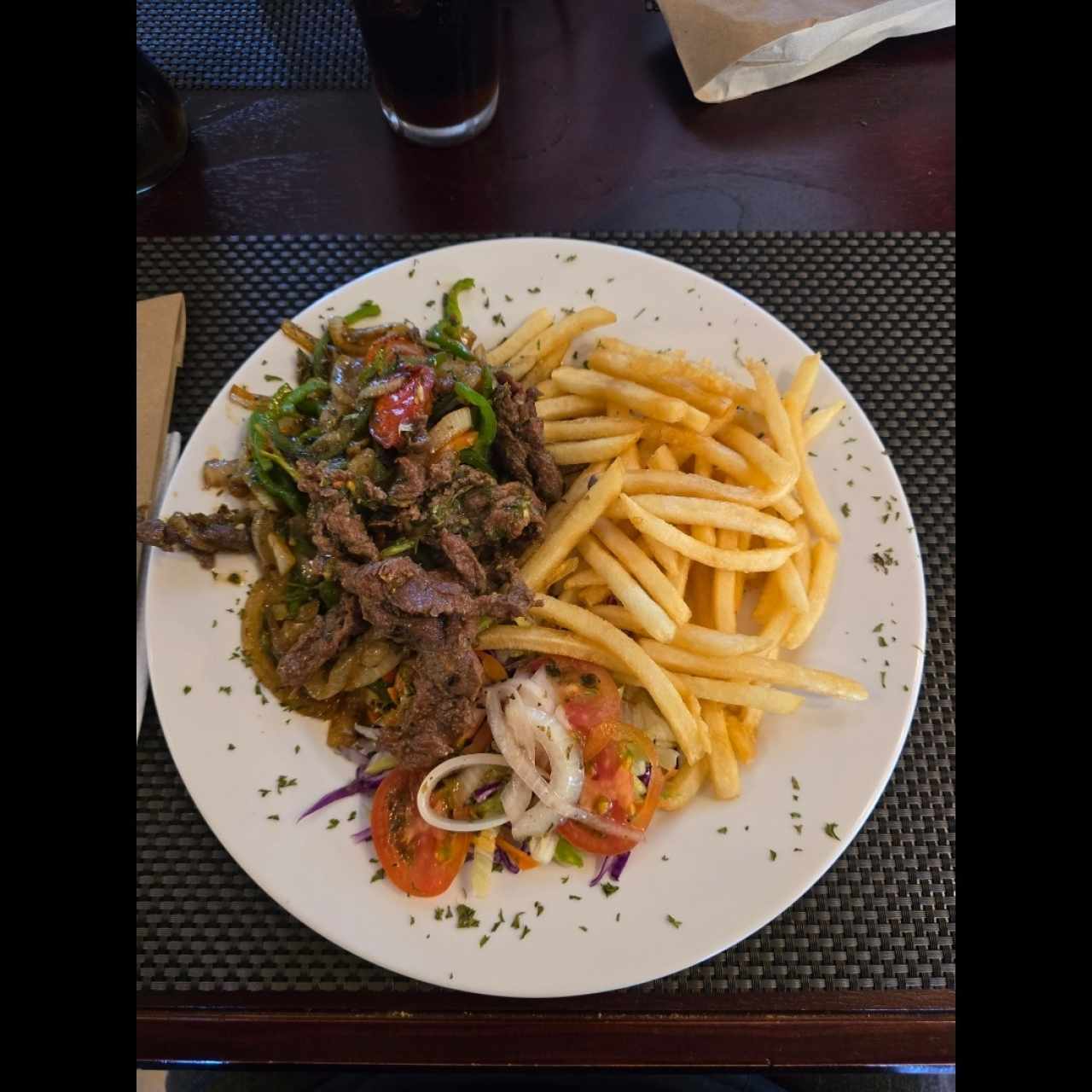Bistec picado con papitas