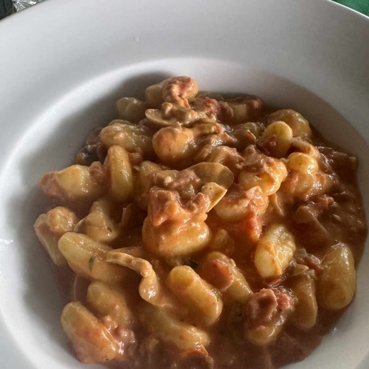 Ñoquis salsa rosada y hongos