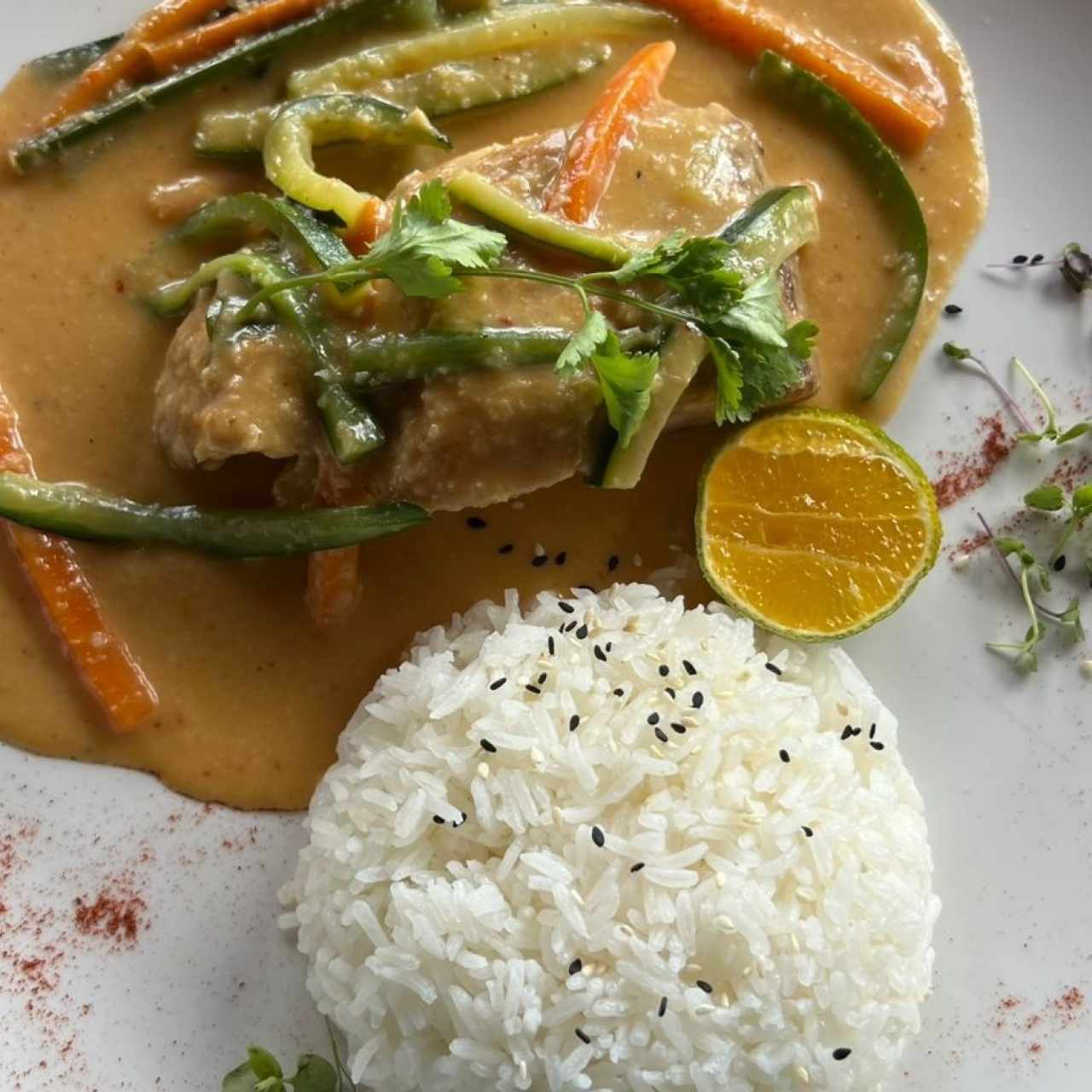 Pargo rojo al curry con vegetales