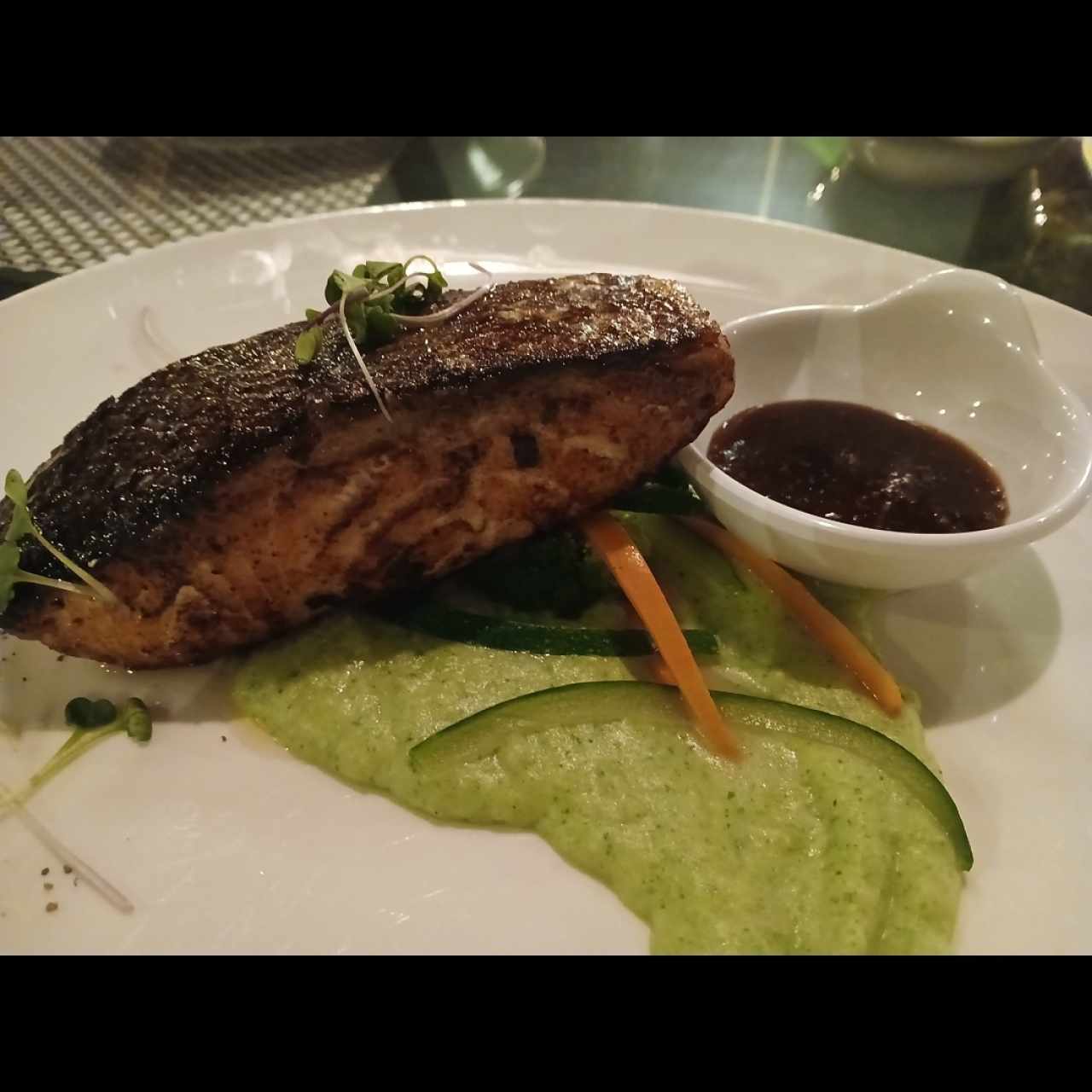 Salmón, puré de espinaca, vegetales y reducción soya jengibre. 