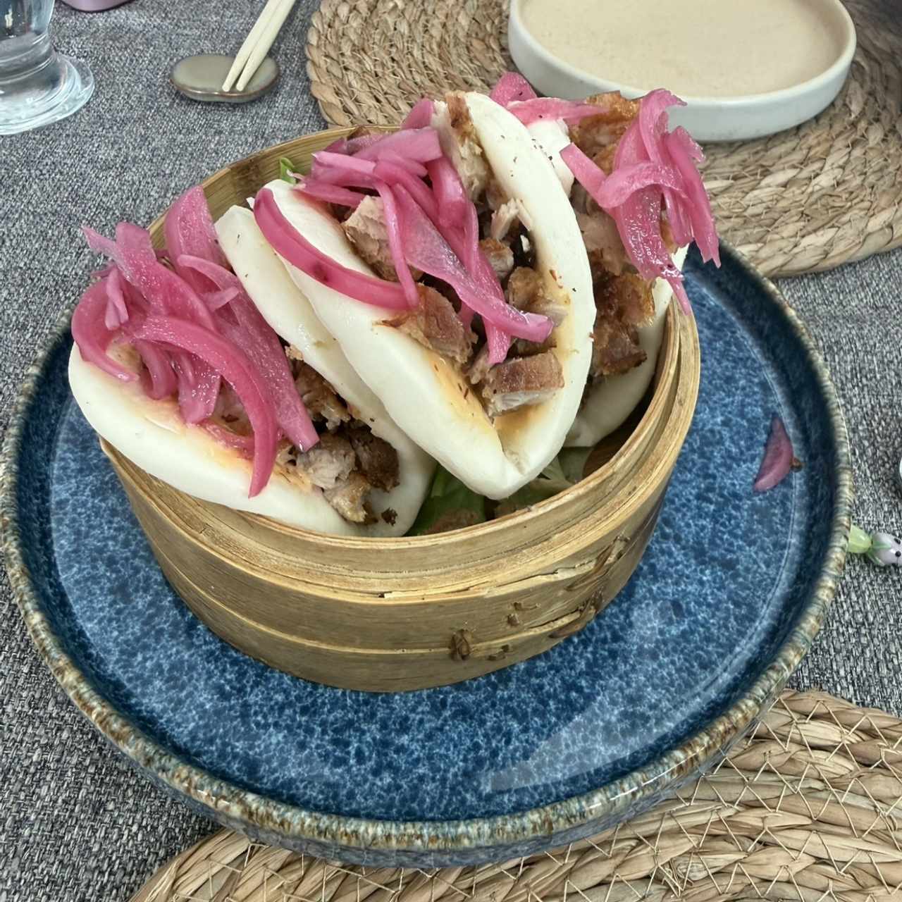 Bao de puerco con cebolla encurtida