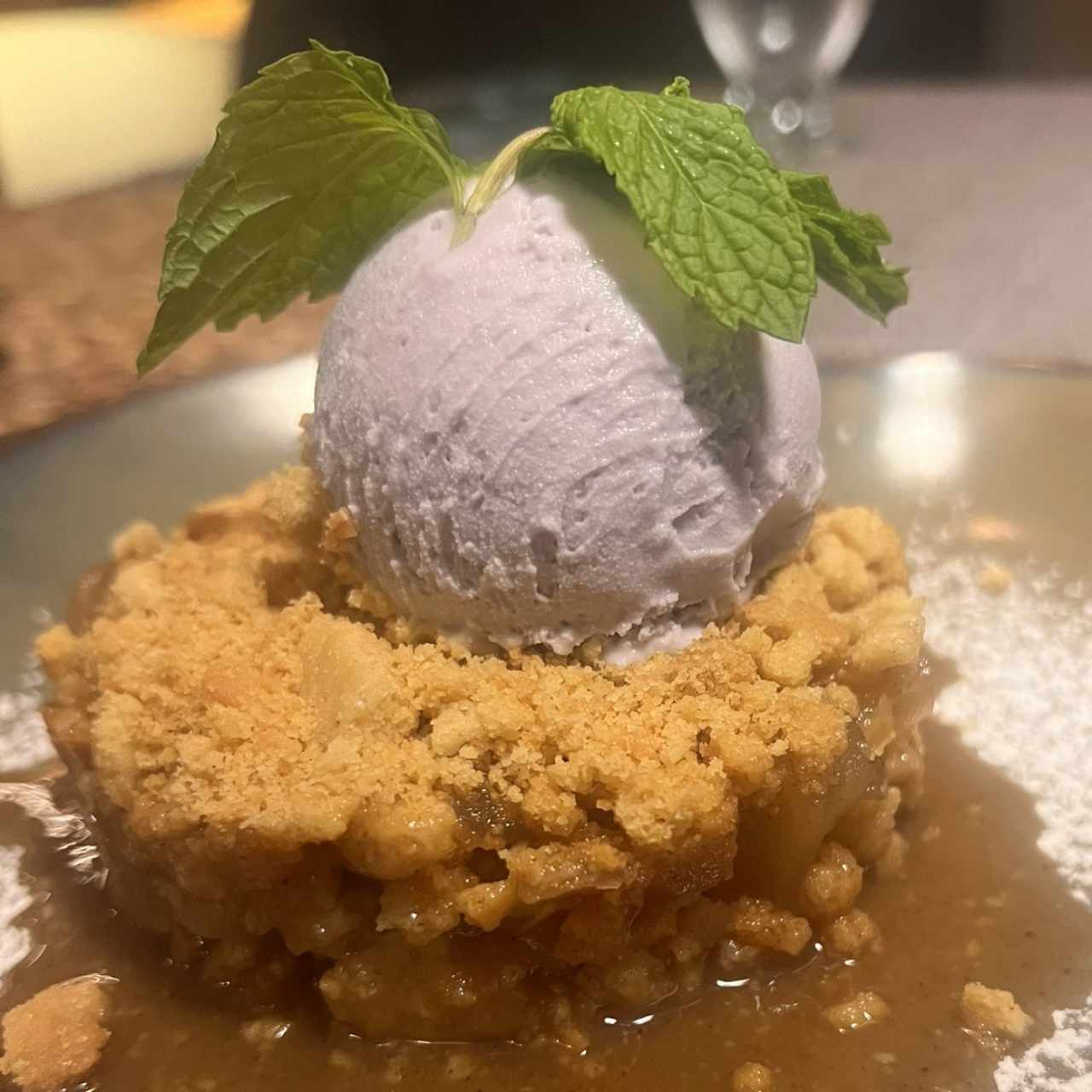 Polvorosa de manzana con helado de vainilla