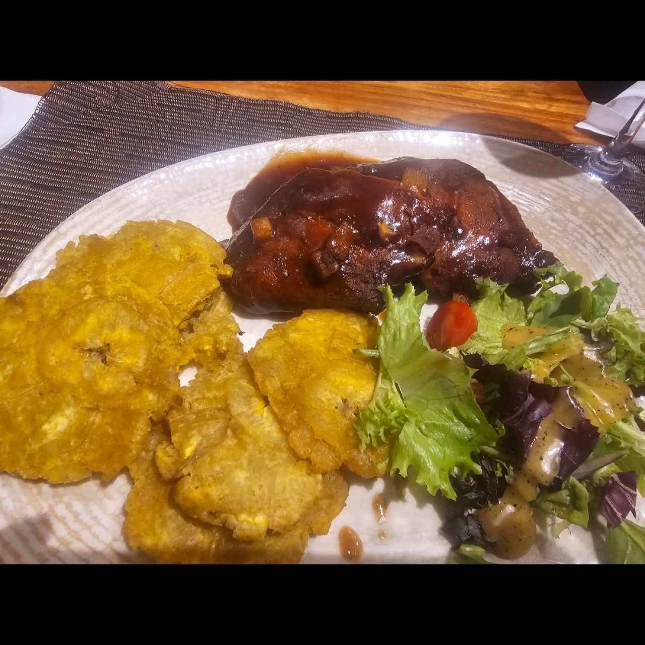 Costillas bbq con patacones 