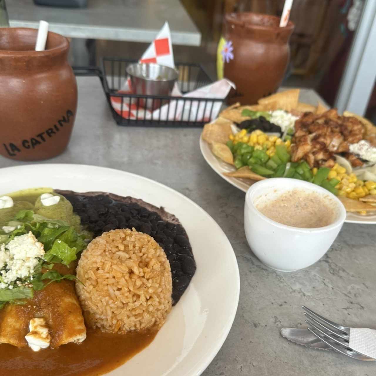 Enchiladas Divorciadas y Ensalada Mexicana con pollo