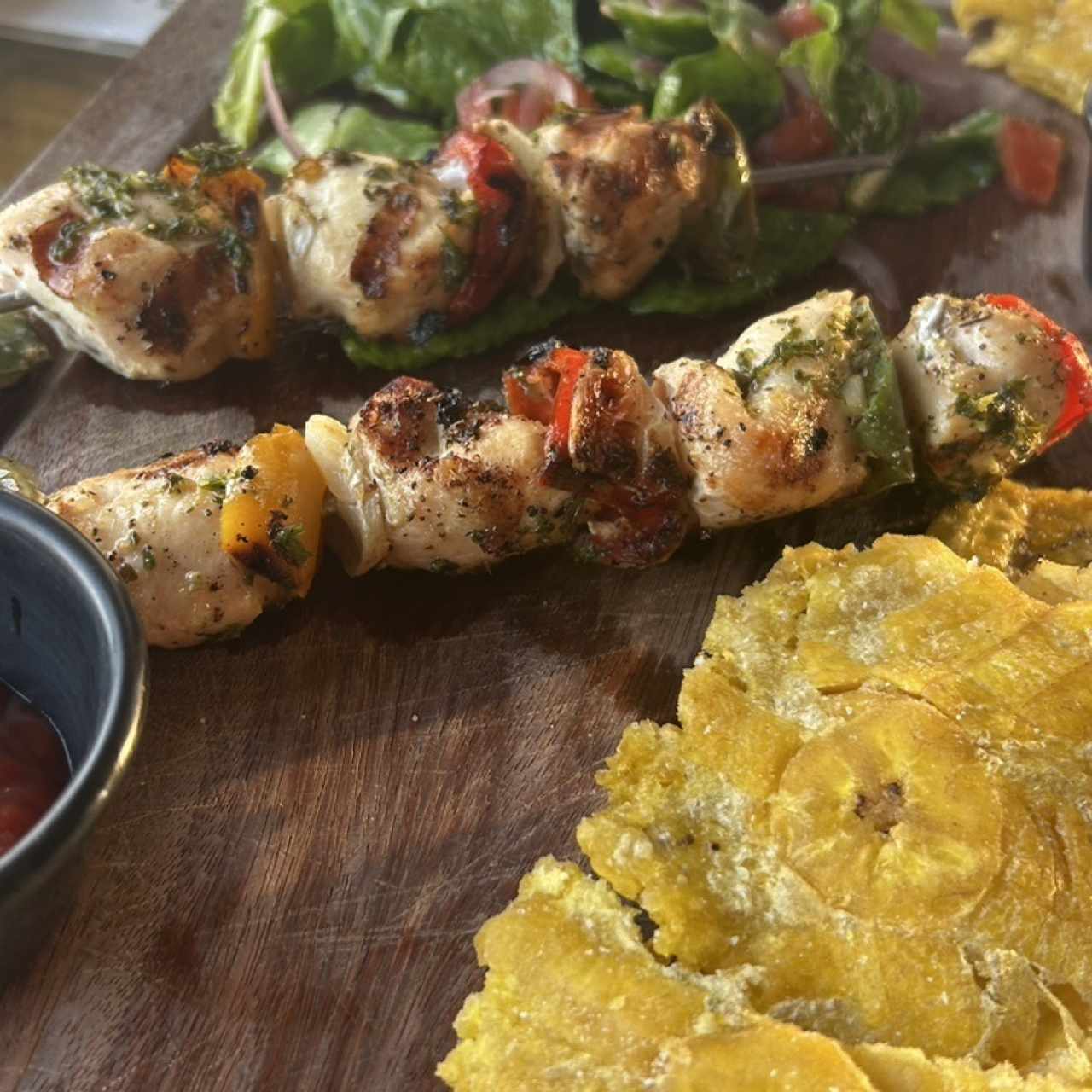 Pinchos de pollo con patacones