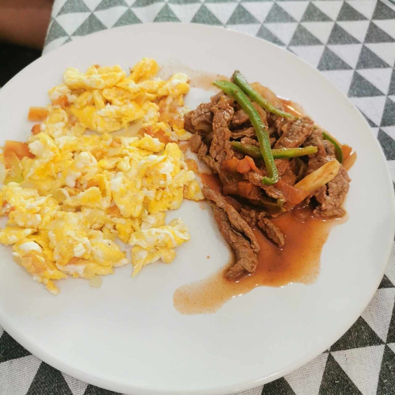 Huevos revueltos criollos y bistec de carne