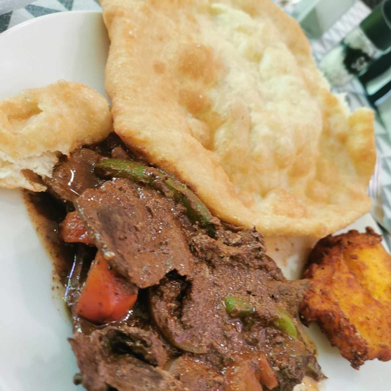 Bistec de hígado con hojaldra y torrejita de maíz 