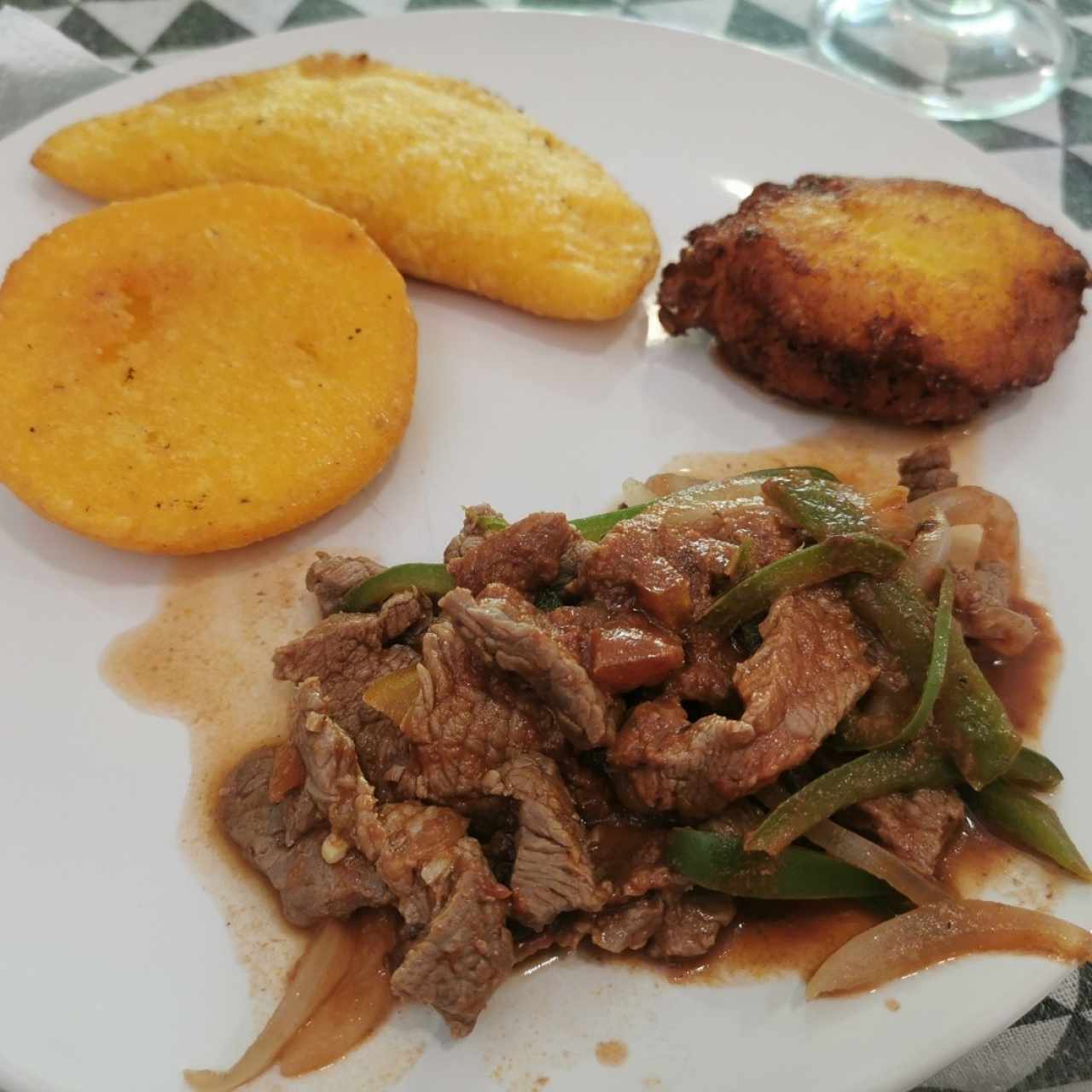 Bistec de carne con torrejita de maíz, tortilla y empanada de carne 😋👍