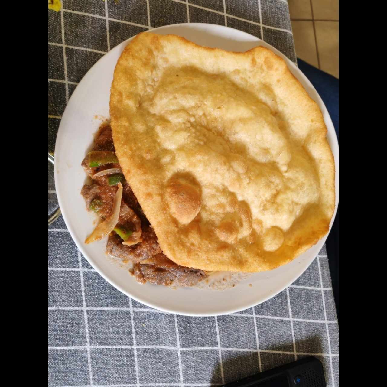 Bistec encebollado con hojaldra 