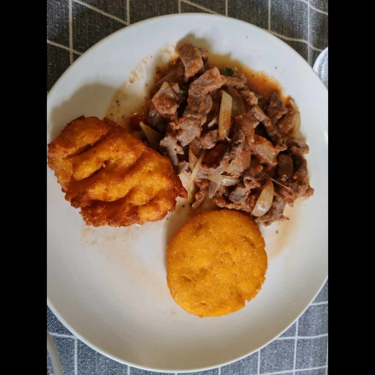 Bistec picado entomatado con tortilla y torrejistas de maíz nuevo
