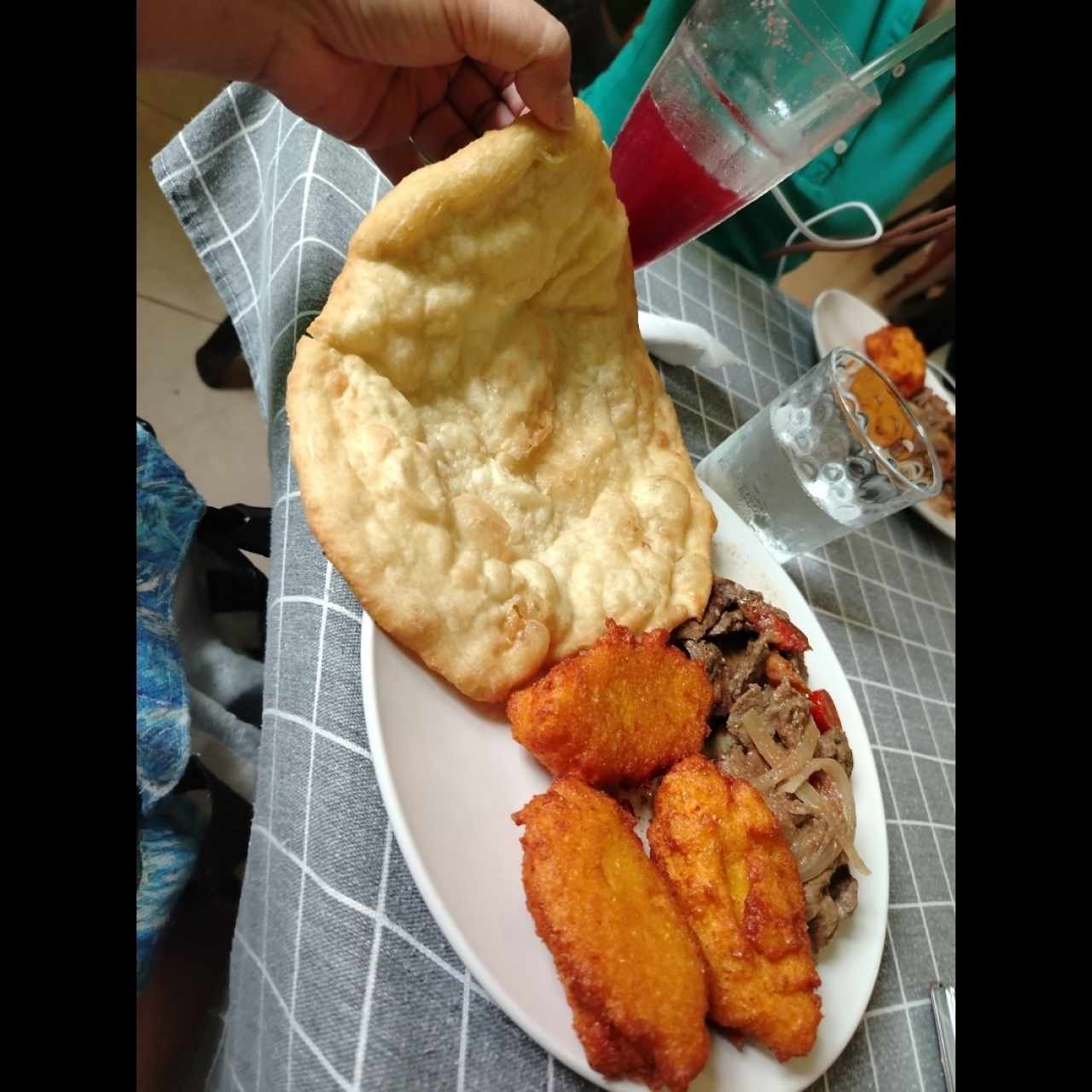 Bistec de Hígado con Hojaldre y torrejitas de maíz 