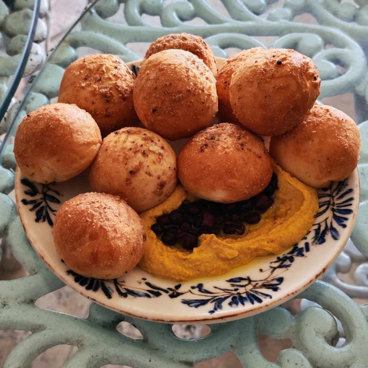 Pan de la casa y humus con aceitunas
