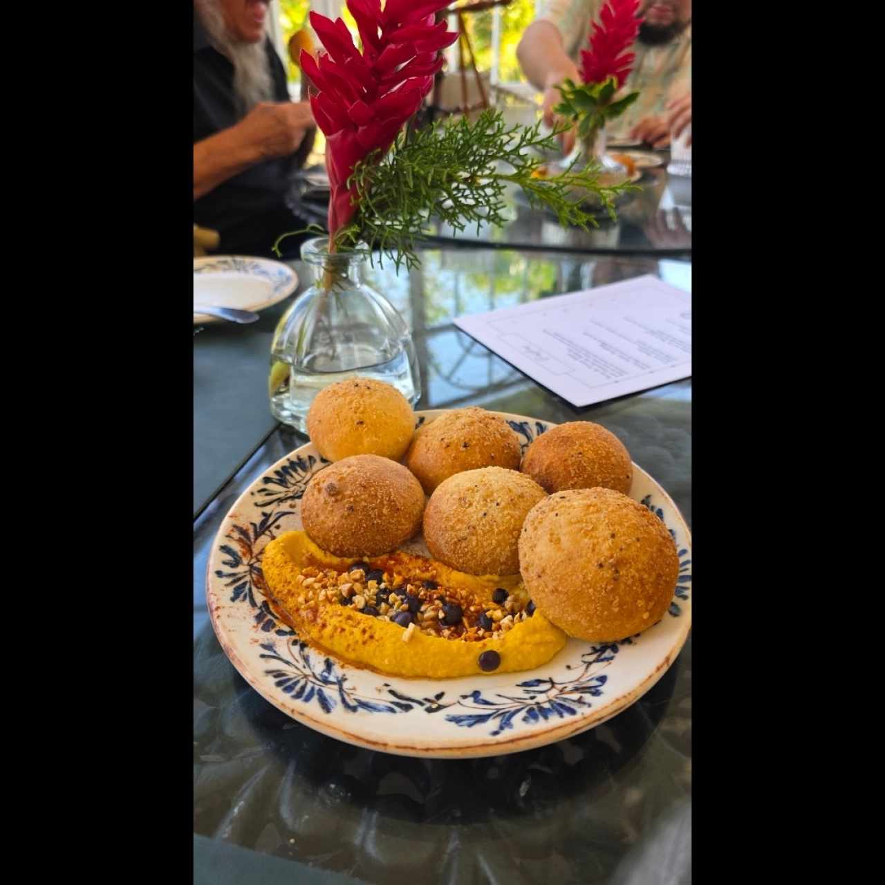 pan de cortesia con hummus de zanahoria. salado tambien