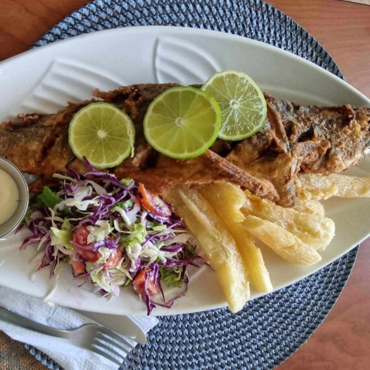 Pescado frito entero (con yuca)