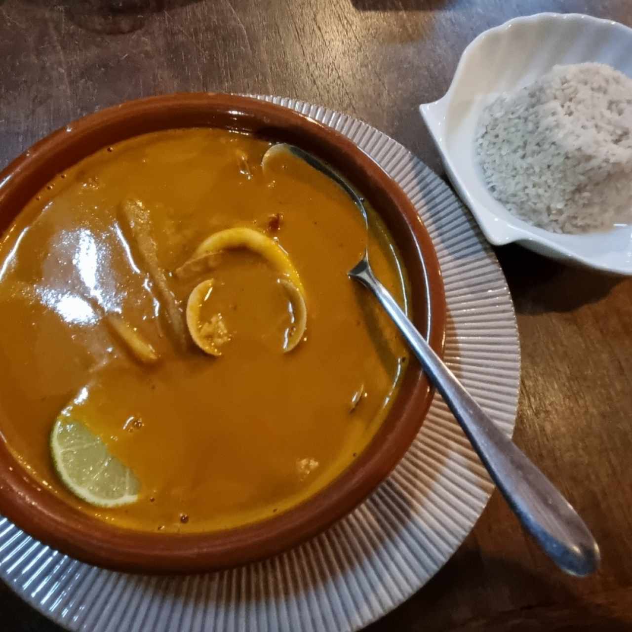 Cazuela de Marisco y arroz blanco con coco