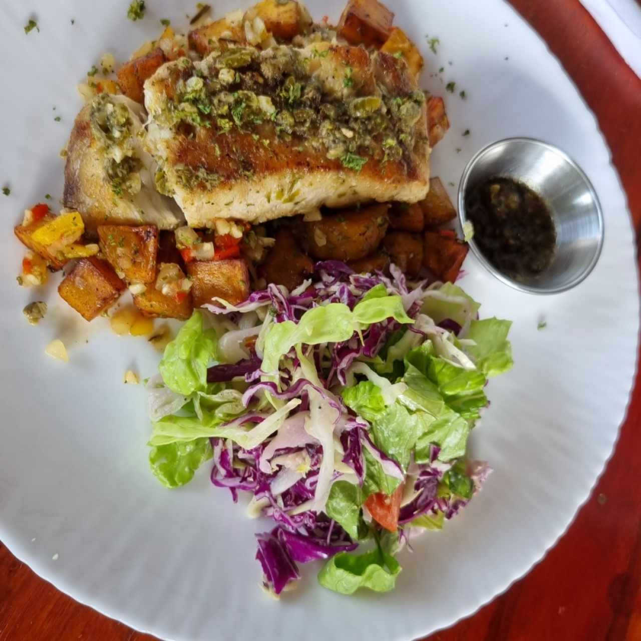 "Local Catch": filete de pescado con chinichurri en una cama de plátano maduro 