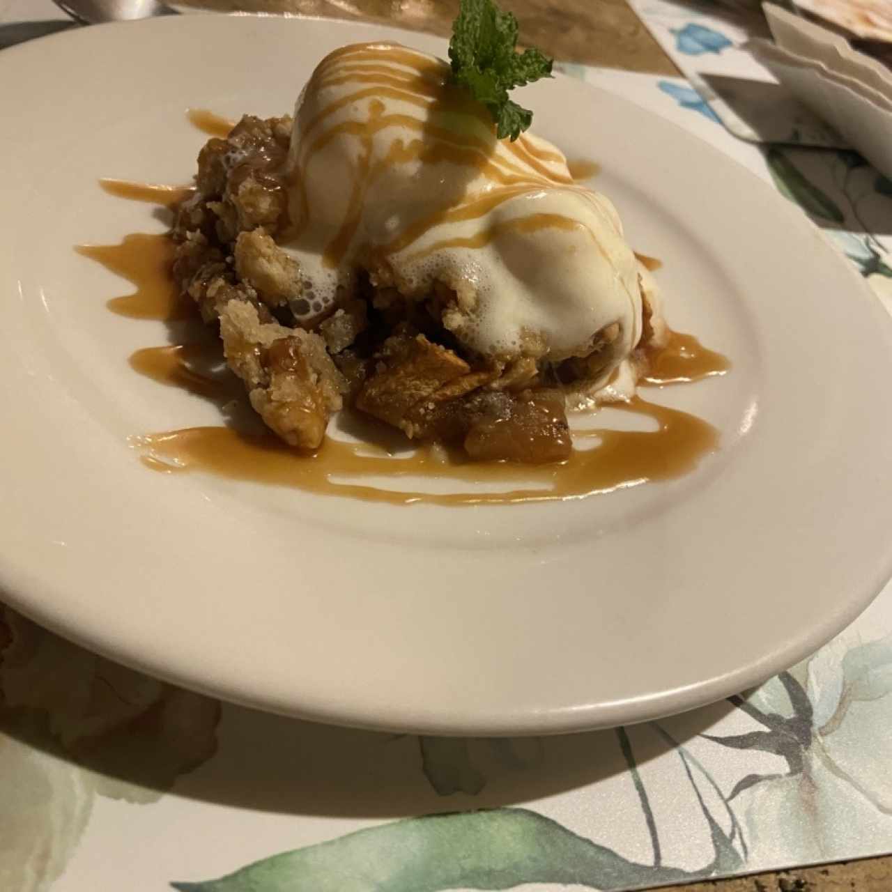 Dulce de manzana crocante con helado de vainilla y caramelo
