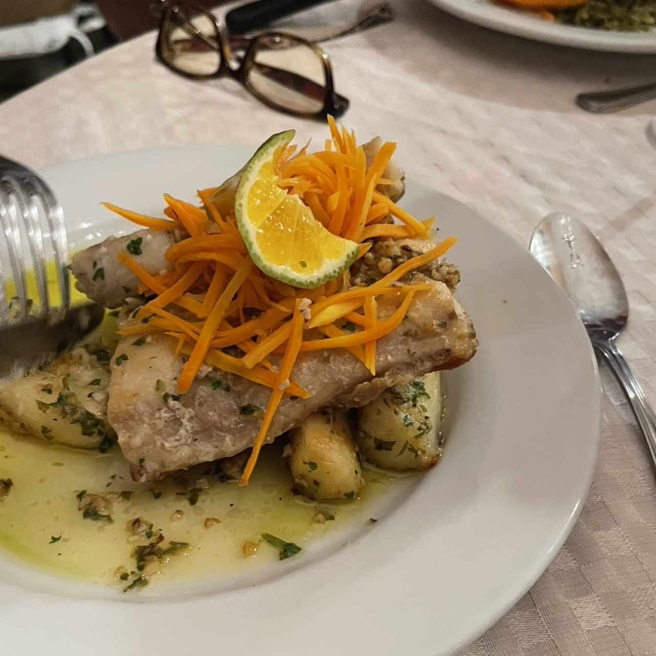 Corvina con yuca al mojo