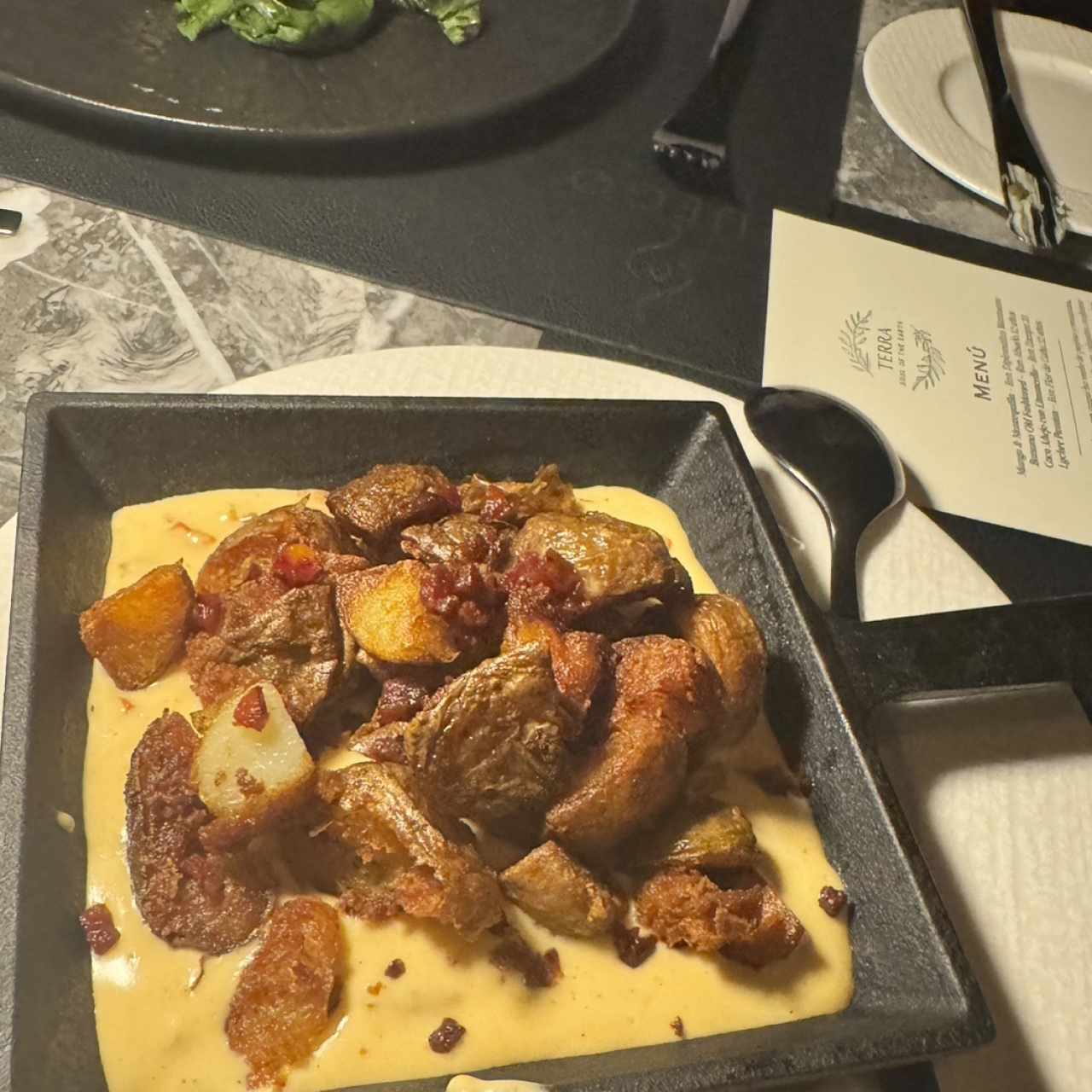 PAPINES Y CHORIZO TABLEÑO GRATINADOS CON QUESO GRUYERE