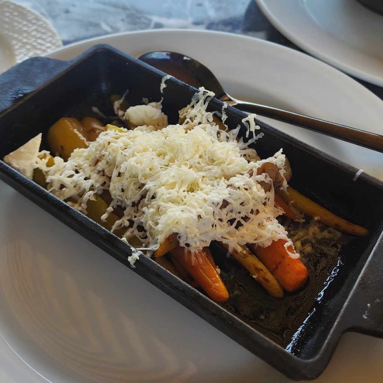 ZANAHORIAS DE COLORES A LA BRASA CON QUESO FETA Y MIEL