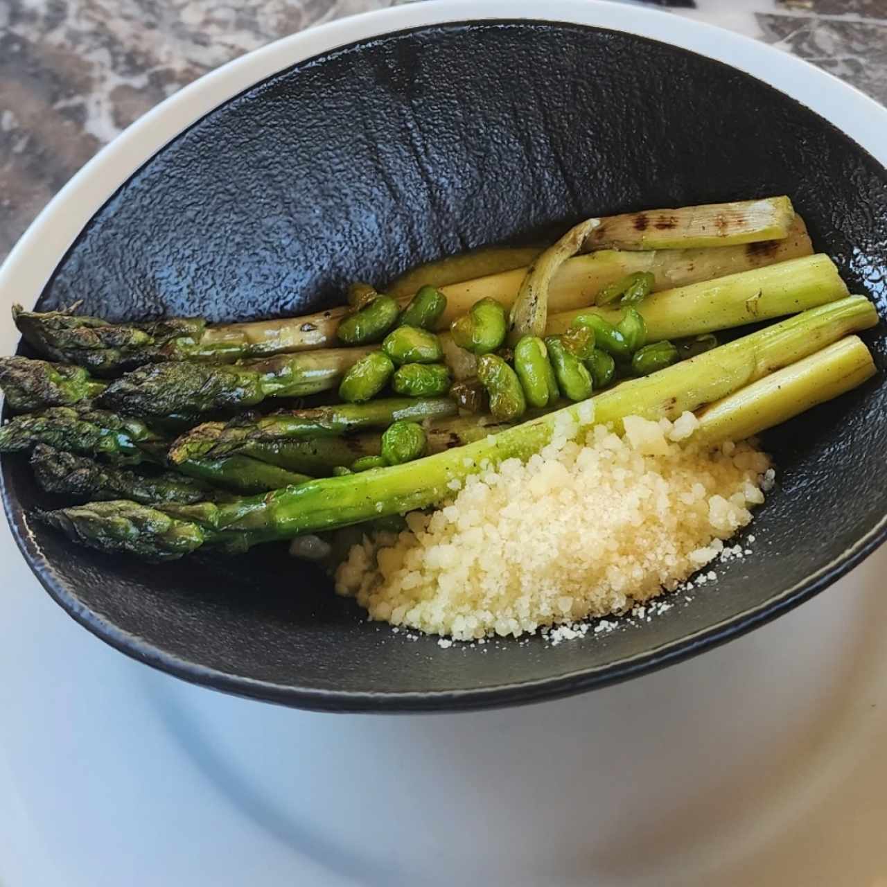 ESPÁRRAGOS CON EDAMAME CRUJIENTE Y QUESO PARMESANO