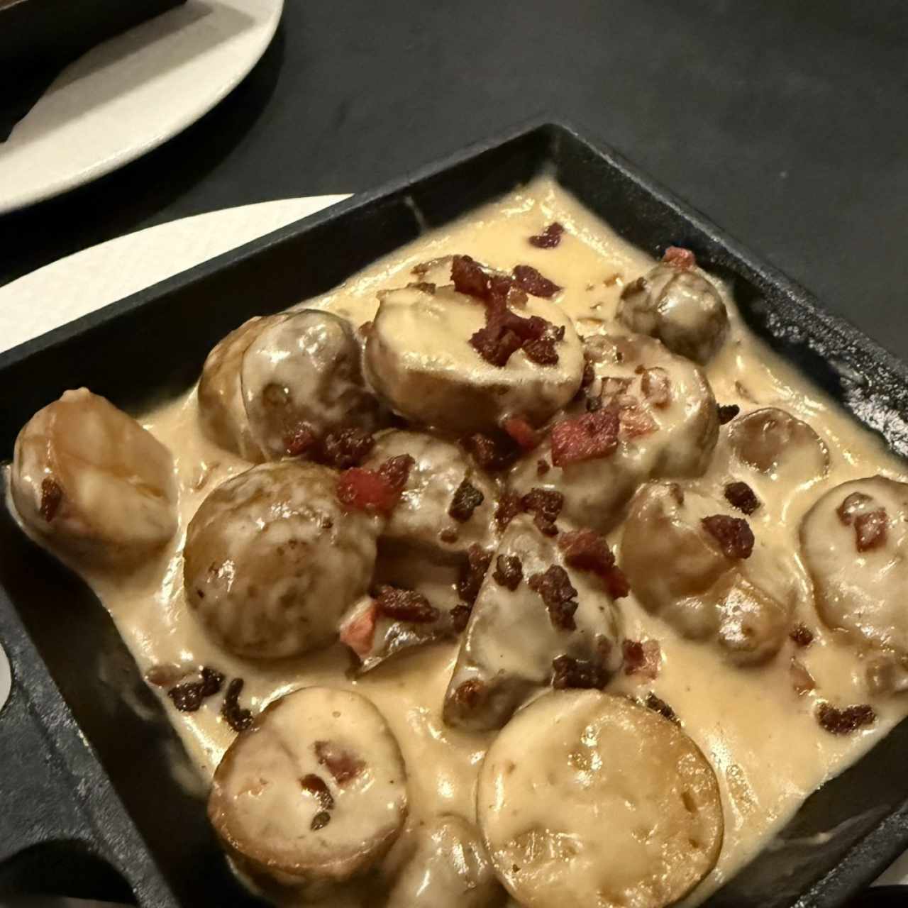 PAPINES Y CHORIZO TABLEÑO GRATINADOS CON QUESO GRUYERE