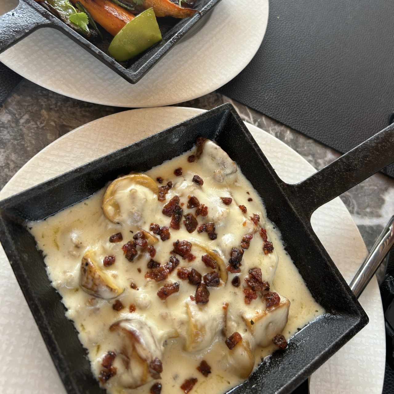 PAPINES Y CHORIZO TABLEÑO GRATINADOS CON QUESO GRUYERE