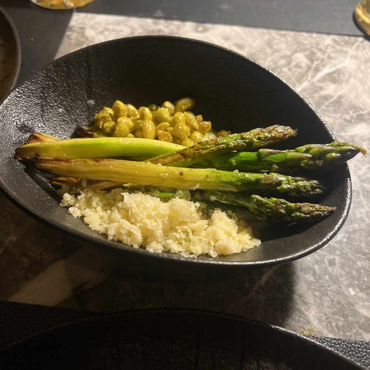 ESPÁRRAGOS CON EDAMAME CRUJIENTE Y QUESO PARMESANO