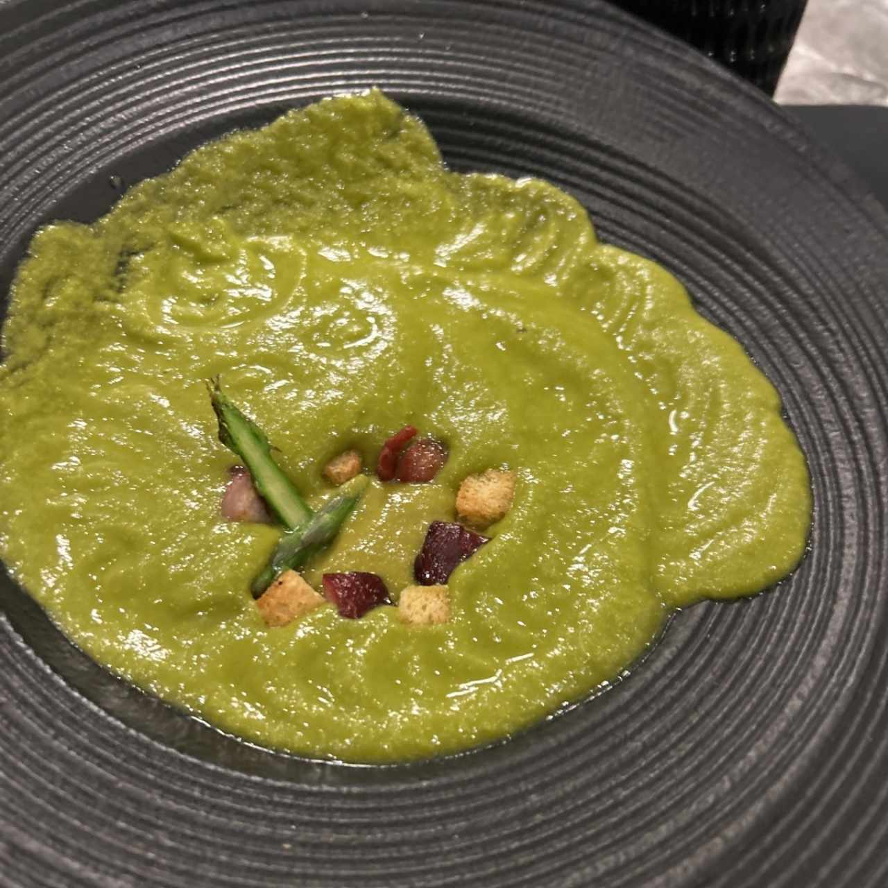 ESPÁRRAGOS CON EDAMAME CRUJIENTE Y QUESO PARMESANO