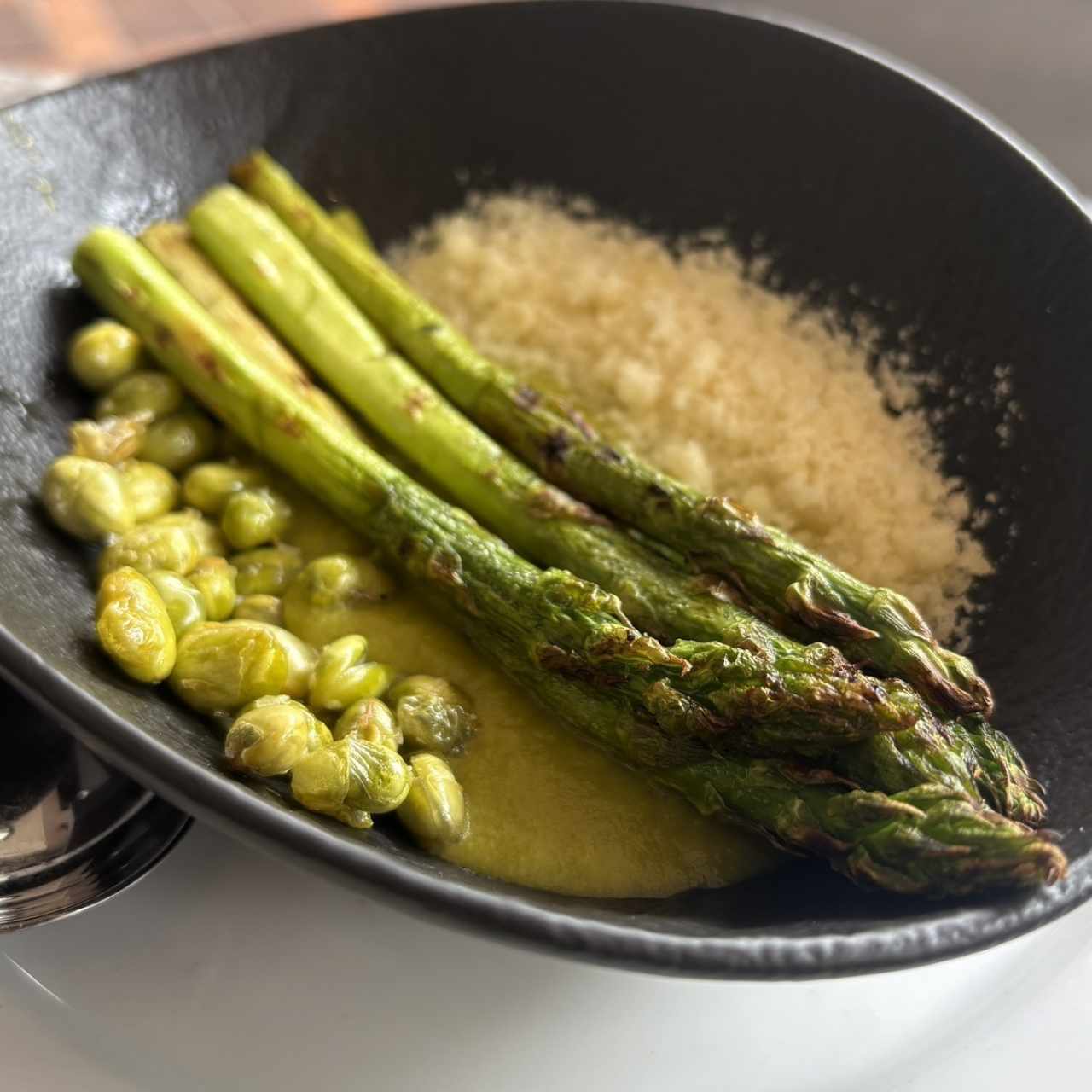 ESPÁRRAGOS CON EDAMAME CRUJIENTE Y QUESO PARMESANO