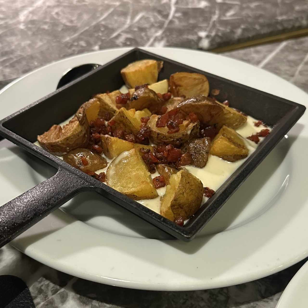 PAPINES Y CHORIZO TABLEÑO GRATINADOS CON QUESO GRUYERE