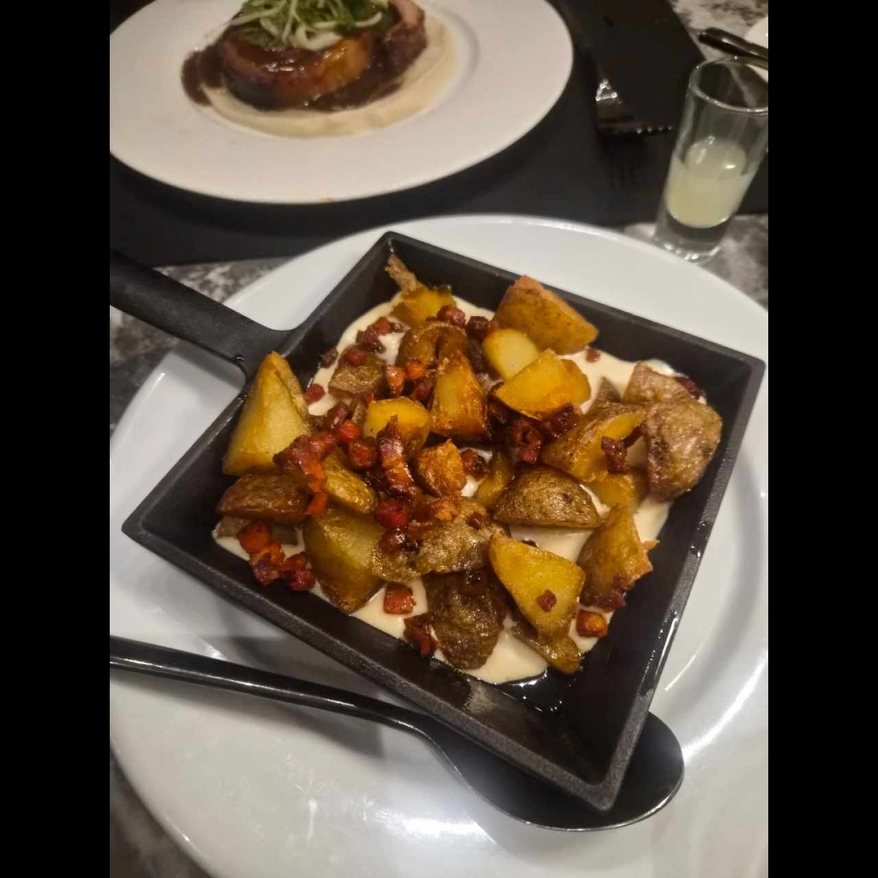 PAPINES Y CHORIZO TABLEÑO GRATINADOS CON QUESO GRUYERE